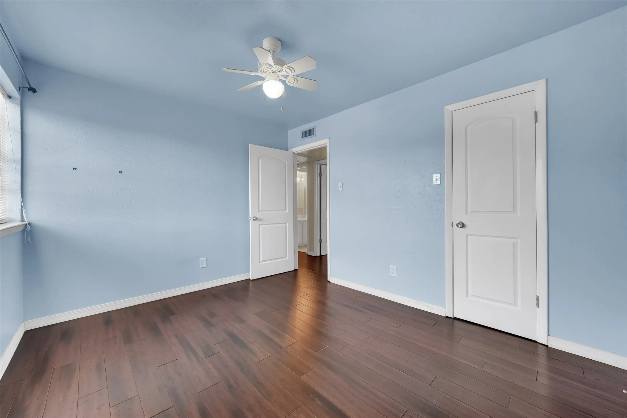 Condominium For Rent in Dallas County , 1817 E Grauwyler Road 158, Irving, Texas 75061, 2 Bedroom, 2 Bathroom, Garage spaces, 1,084 Sqft, built in 1970, mls#21385213, Real Estate Agent in Irving, Homes For Rent in Dallas county, Homes For Rent in Irving, Realtor in Irving Texas, Real Estate Brokerage Independent Realty Texas, Luminita Cordes Realtor