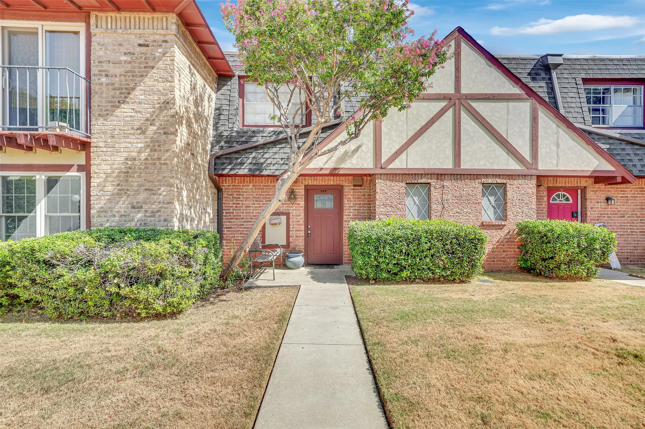 Condominium For Rent in Dallas County , 1817 E Grauwyler Road 158, Irving, Texas 75061, 2 Bedroom, 2 Bathroom, Garage spaces, 1,084 Sqft, built in 1970, mls#21385213, Real Estate Agent in Irving, Homes For Rent in Dallas county, Homes For Rent in Irving, Realtor in Irving Texas, Real Estate Brokerage Independent Realty Texas, Luminita Cordes Realtor