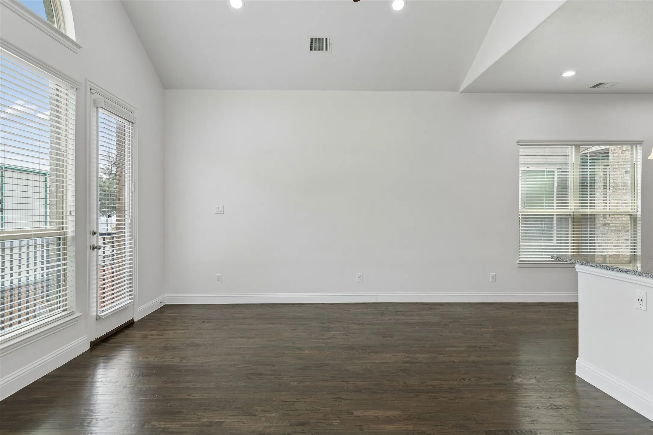 Townhouse For Sale in Dallas County , 833 Rohan Drive, Richardson, Texas 75081, 3 Bedroom, 3 Bathroom, 2 Garage spaces, 2,012 Sqft, built in 2016, mls#21398749, Real Estate Agent in Richardson, Homes For Sale in Dallas county, Homes For Sale in Richardson, Realtor in Richardson Texas, Real Estate Brokerage Independent Realty Texas, Luminita Cordes Realtor