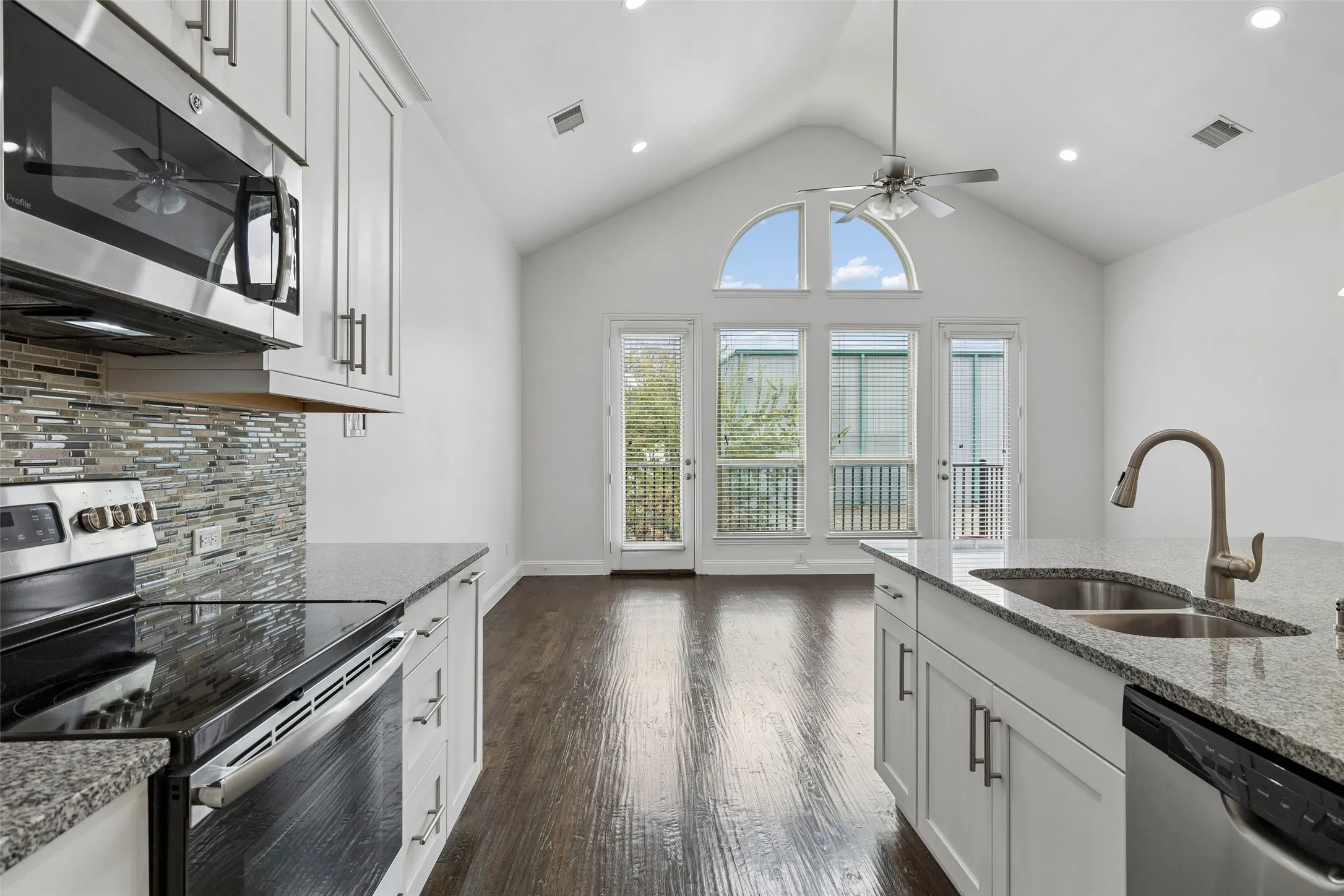 Townhouse For Sale in Dallas County , 833 Rohan Drive, Richardson, Texas 75081, 3 Bedroom, 3 Bathroom, 2 Garage spaces, 2,012 Sqft, built in 2016, mls#21398749, Real Estate Agent in Richardson, Homes For Sale in Dallas county, Homes For Sale in Richardson, Realtor in Richardson Texas, Real Estate Brokerage Independent Realty Texas, Luminita Cordes Realtor