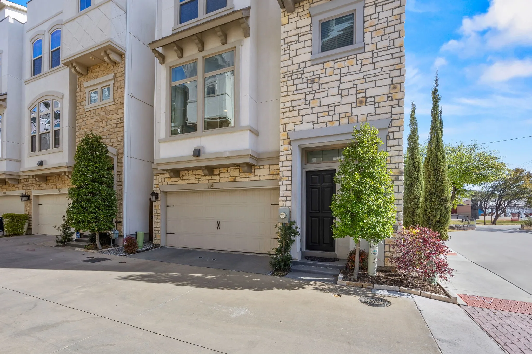 Single Family Residence For Rent in Dallas County , 730 Spanish Oaks Place, Dallas, Texas 75204, 3 Bedroom, 5 Bathroom, 2 Garage spaces, 2,354 Sqft, built in 2016, mls#21400562, Real Estate Agent in Dallas, Homes For Rent in Dallas county, Homes For Rent in Dallas, Realtor in Dallas Texas, Real Estate Brokerage Independent Realty Texas, Luminita Cordes Realtor