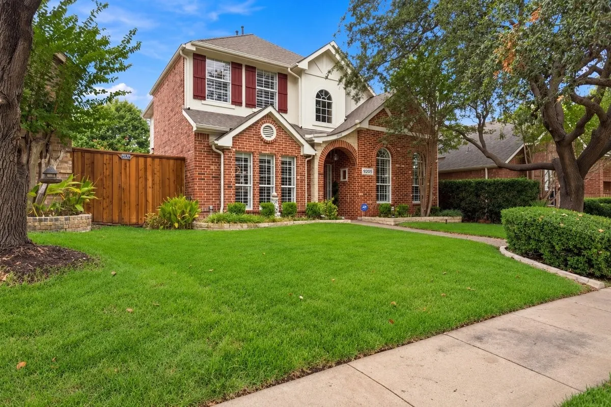 Single Family Residence For Sale in Collin County , 9205 Cedardale Drive, Plano, Texas 75025, 4 Bedroom, 4 Bathroom, 2 Garage spaces, 2,865 Sqft, built in 1999, mls#21401298, Real Estate Agent in Plano, Homes For Sale in Collin county, Homes For Sale in Plano, Realtor in Plano Texas, Real Estate Brokerage Independent Realty Texas, Luminita Cordes Realtor