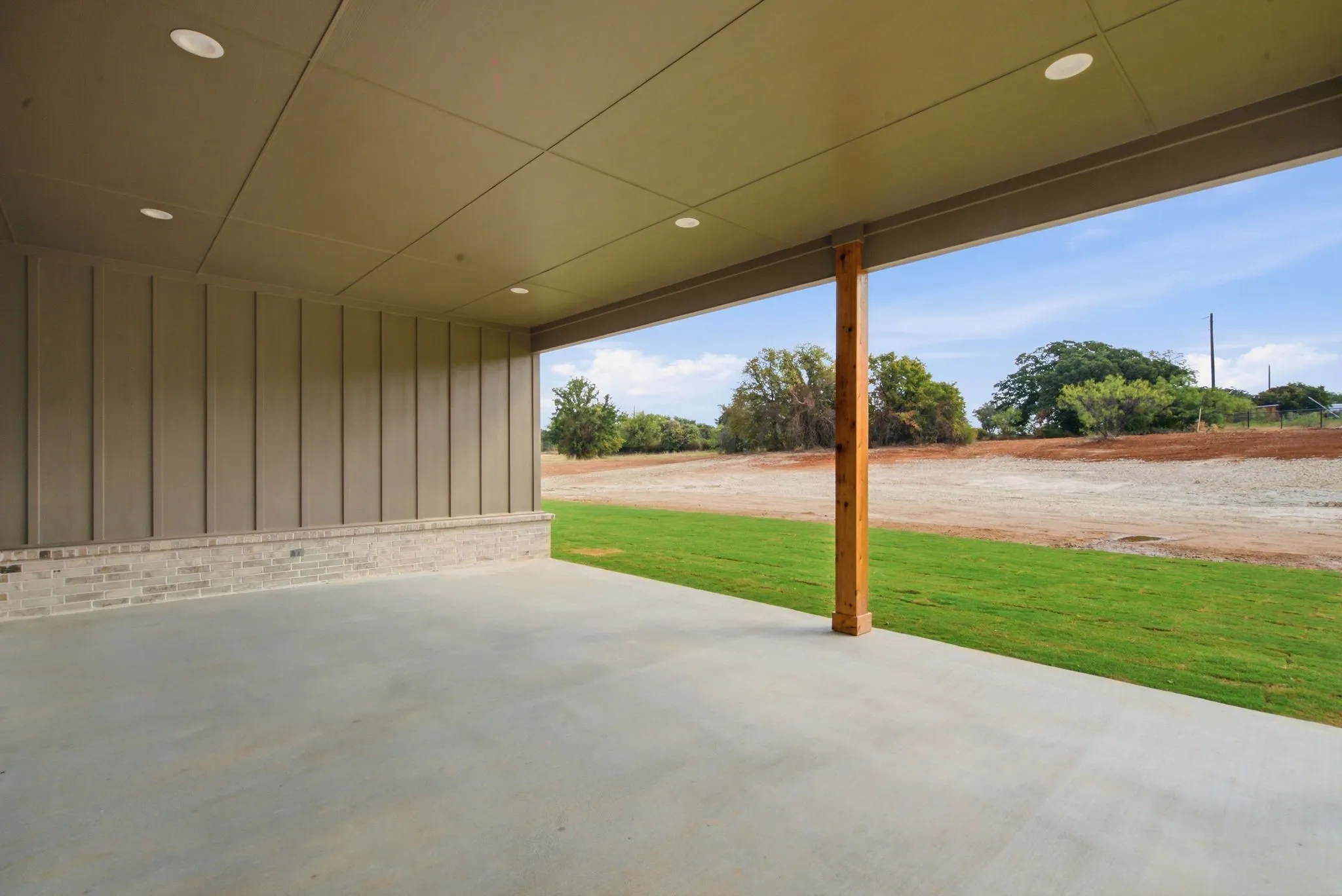 HUGE BACK YARD