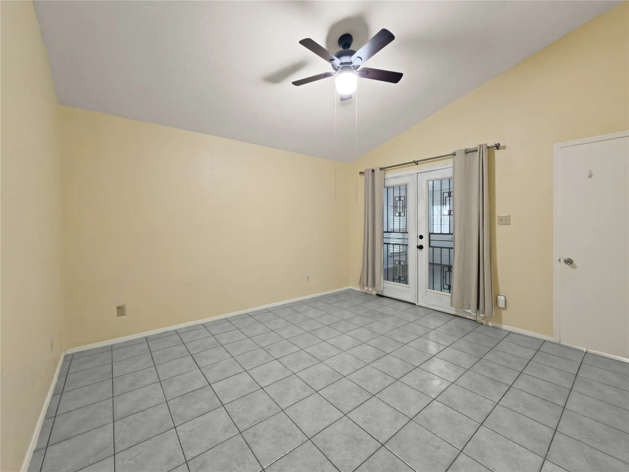 Single Family Residence For Sale in Tarrant County , 2426 Sutton Drive, Arlington, Texas 76018, 3 Bedroom, 2 Bathroom, 2 Garage spaces, 1,444 Sqft, built in 1984, mls#21401997, Real Estate Agent in Arlington, Homes For Sale in Tarrant county, Homes For Sale in Arlington, Realtor in Arlington Texas, Real Estate Brokerage Independent Realty Texas, Luminita Cordes Realtor