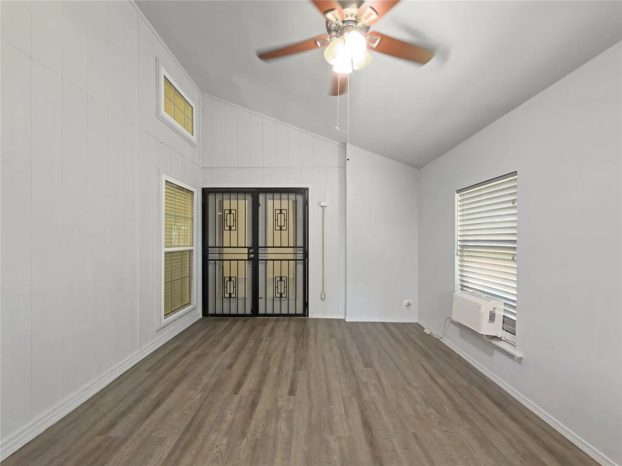 Single Family Residence For Sale in Tarrant County , 2426 Sutton Drive, Arlington, Texas 76018, 3 Bedroom, 2 Bathroom, 2 Garage spaces, 1,444 Sqft, built in 1984, mls#21401997, Real Estate Agent in Arlington, Homes For Sale in Tarrant county, Homes For Sale in Arlington, Realtor in Arlington Texas, Real Estate Brokerage Independent Realty Texas, Luminita Cordes Realtor