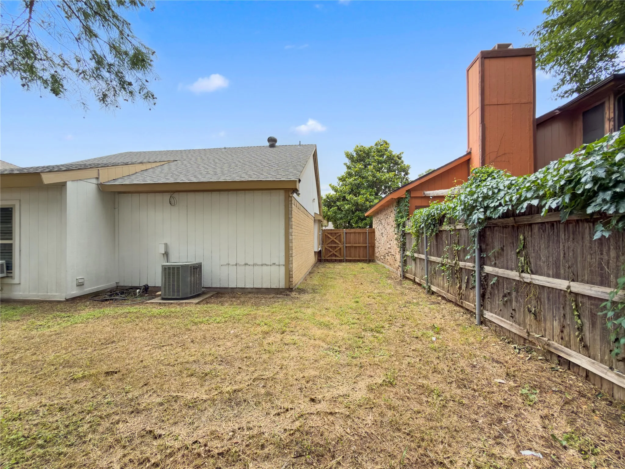 Single Family Residence For Sale in Tarrant County , 2426 Sutton Drive, Arlington, Texas 76018, 3 Bedroom, 2 Bathroom, 2 Garage spaces, 1,444 Sqft, built in 1984, mls#21401997, Real Estate Agent in Arlington, Homes For Sale in Tarrant county, Homes For Sale in Arlington, Realtor in Arlington Texas, Real Estate Brokerage Independent Realty Texas, Luminita Cordes Realtor