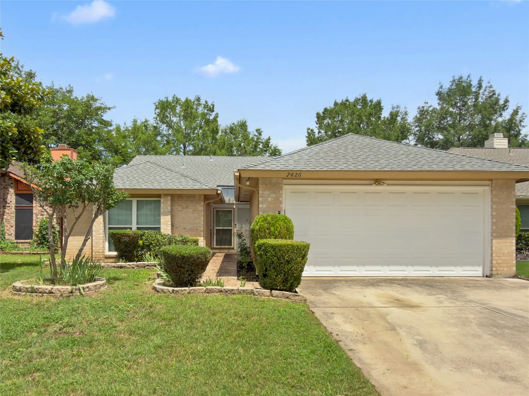 Single Family Residence For Sale in Tarrant County , 2426 Sutton Drive, Arlington, Texas 76018, 3 Bedroom, 2 Bathroom, 2 Garage spaces, 1,444 Sqft, built in 1984, mls#21401997, Real Estate Agent in Arlington, Homes For Sale in Tarrant county, Homes For Sale in Arlington, Realtor in Arlington Texas, Real Estate Brokerage Independent Realty Texas, Luminita Cordes Realtor
