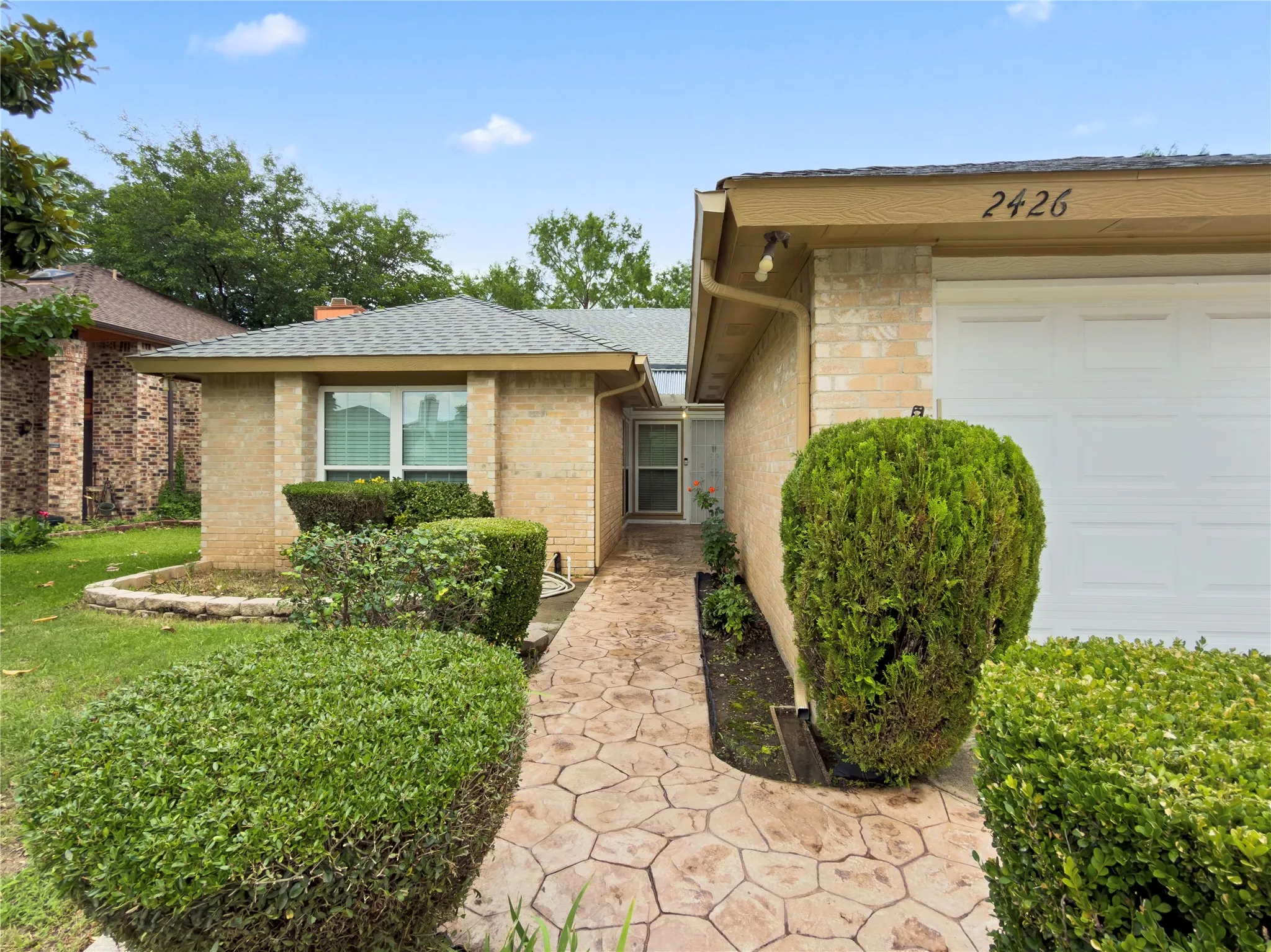 Single Family Residence For Sale in Tarrant County , 2426 Sutton Drive, Arlington, Texas 76018, 3 Bedroom, 2 Bathroom, 2 Garage spaces, 1,444 Sqft, built in 1984, mls#21401997, Real Estate Agent in Arlington, Homes For Sale in Tarrant county, Homes For Sale in Arlington, Realtor in Arlington Texas, Real Estate Brokerage Independent Realty Texas, Luminita Cordes Realtor