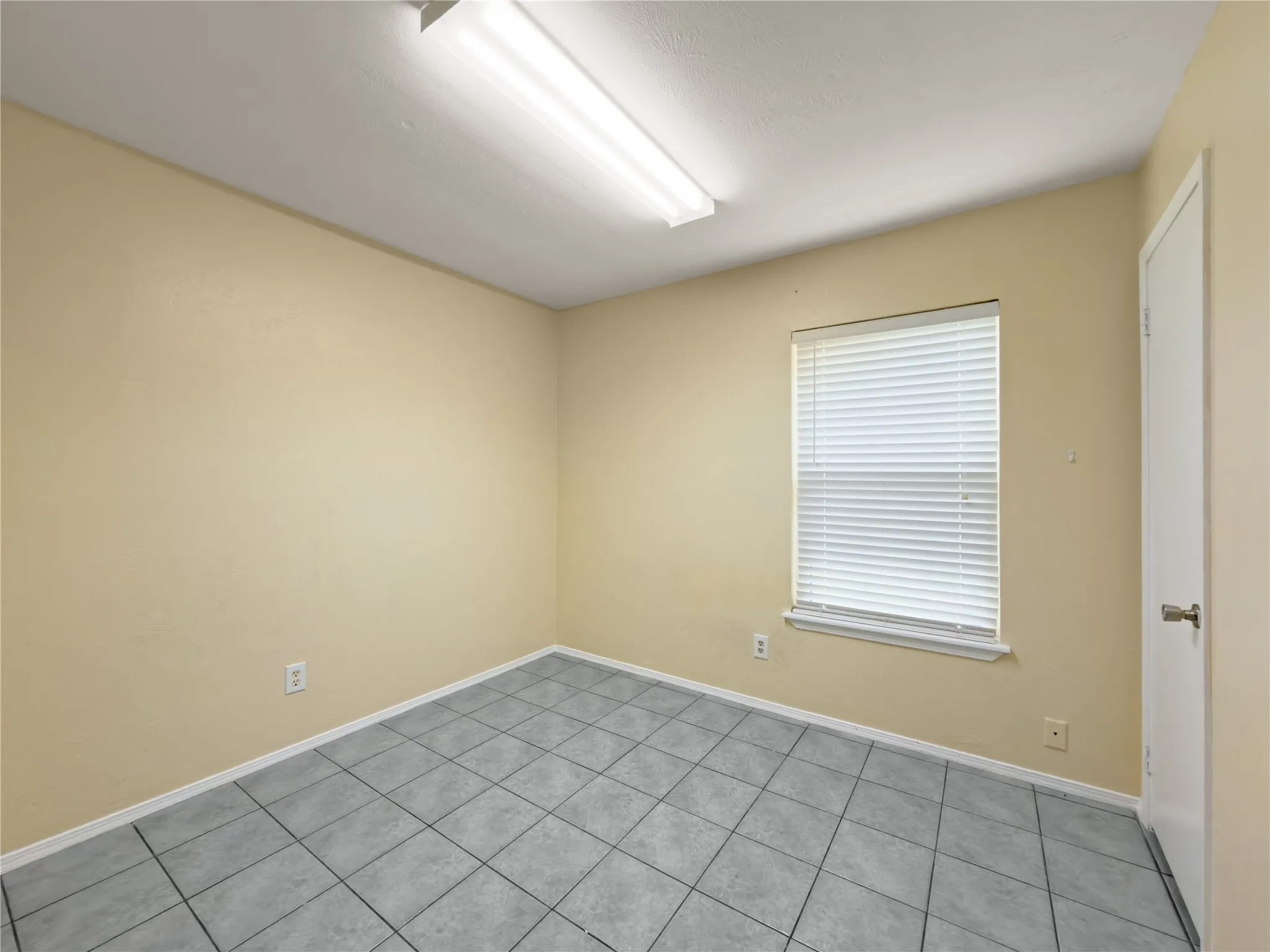 Single Family Residence For Sale in Tarrant County , 2426 Sutton Drive, Arlington, Texas 76018, 3 Bedroom, 2 Bathroom, 2 Garage spaces, 1,444 Sqft, built in 1984, mls#21401997, Real Estate Agent in Arlington, Homes For Sale in Tarrant county, Homes For Sale in Arlington, Realtor in Arlington Texas, Real Estate Brokerage Independent Realty Texas, Luminita Cordes Realtor