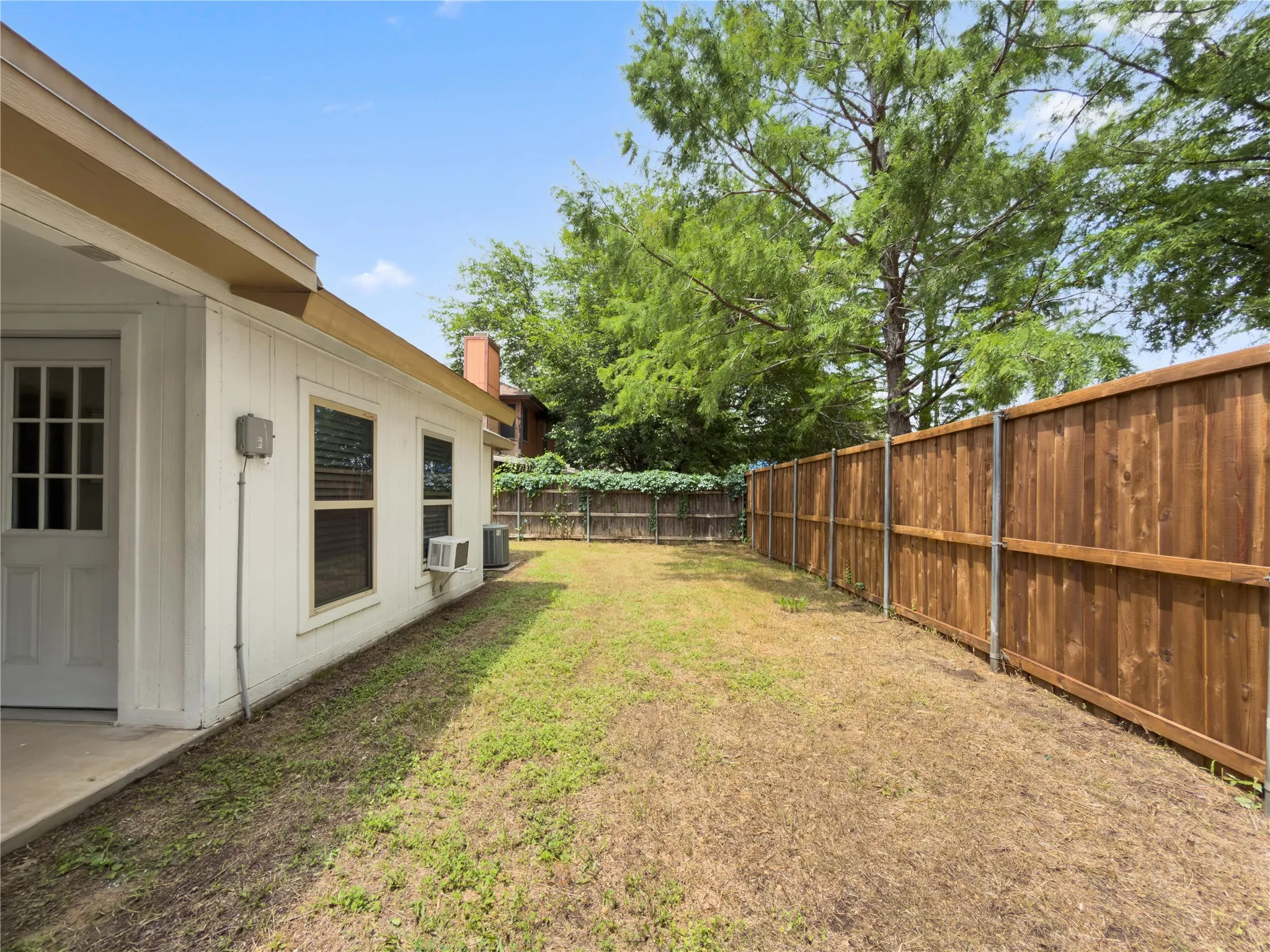 Single Family Residence For Sale in Tarrant County , 2426 Sutton Drive, Arlington, Texas 76018, 3 Bedroom, 2 Bathroom, 2 Garage spaces, 1,444 Sqft, built in 1984, mls#21401997, Real Estate Agent in Arlington, Homes For Sale in Tarrant county, Homes For Sale in Arlington, Realtor in Arlington Texas, Real Estate Brokerage Independent Realty Texas, Luminita Cordes Realtor