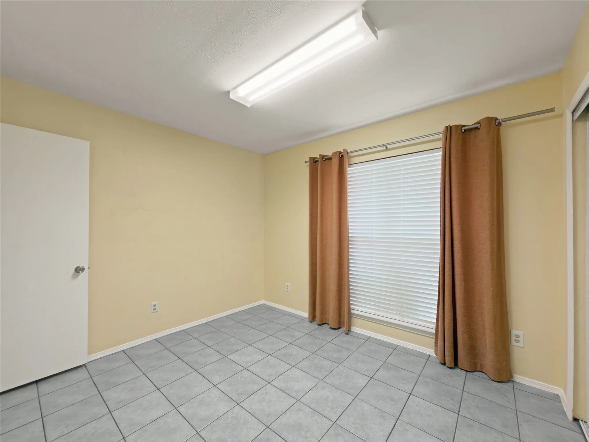 Single Family Residence For Sale in Tarrant County , 2426 Sutton Drive, Arlington, Texas 76018, 3 Bedroom, 2 Bathroom, 2 Garage spaces, 1,444 Sqft, built in 1984, mls#21401997, Real Estate Agent in Arlington, Homes For Sale in Tarrant county, Homes For Sale in Arlington, Realtor in Arlington Texas, Real Estate Brokerage Independent Realty Texas, Luminita Cordes Realtor
