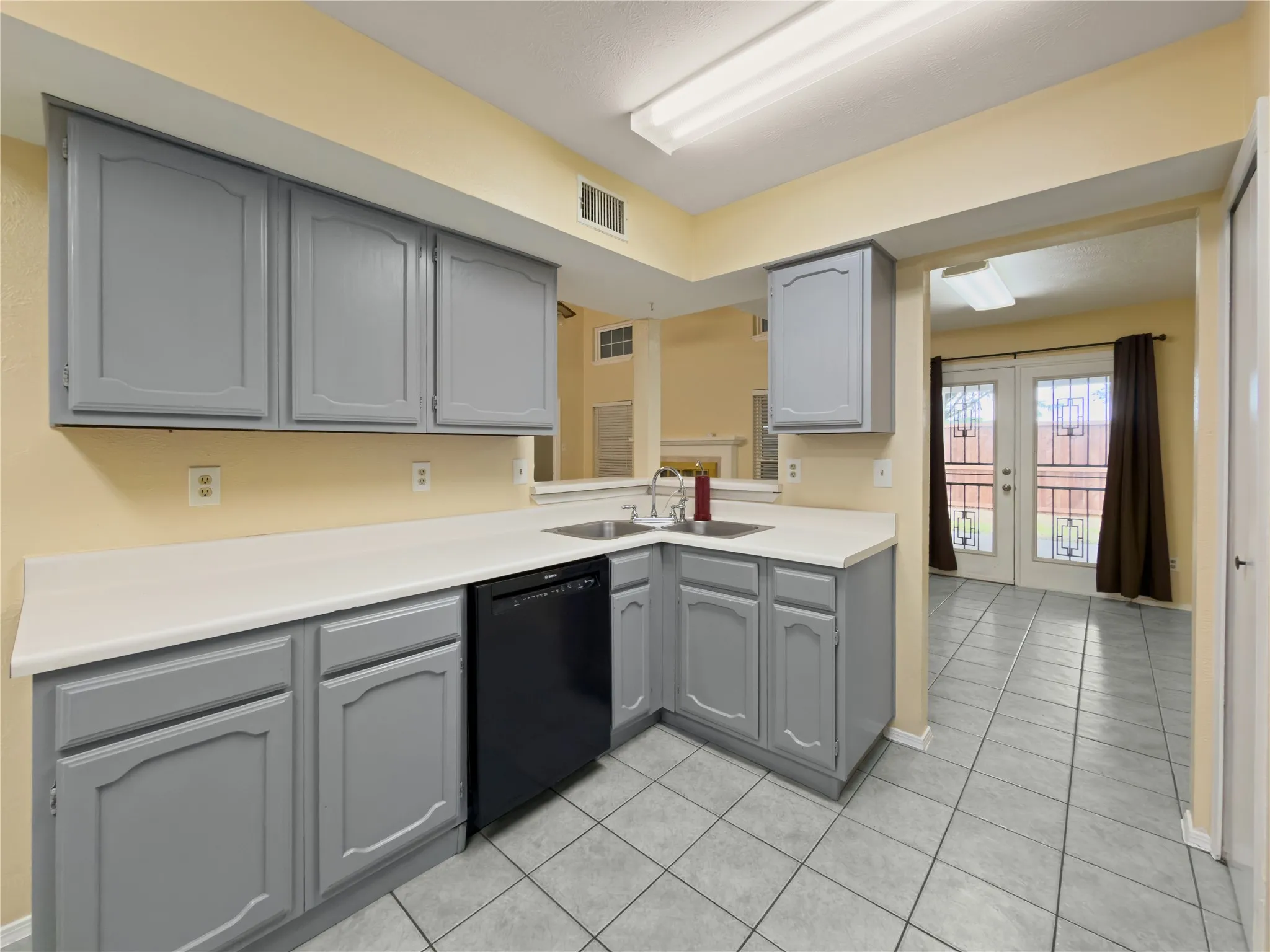 Single Family Residence For Sale in Tarrant County , 2426 Sutton Drive, Arlington, Texas 76018, 3 Bedroom, 2 Bathroom, 2 Garage spaces, 1,444 Sqft, built in 1984, mls#21401997, Real Estate Agent in Arlington, Homes For Sale in Tarrant county, Homes For Sale in Arlington, Realtor in Arlington Texas, Real Estate Brokerage Independent Realty Texas, Luminita Cordes Realtor