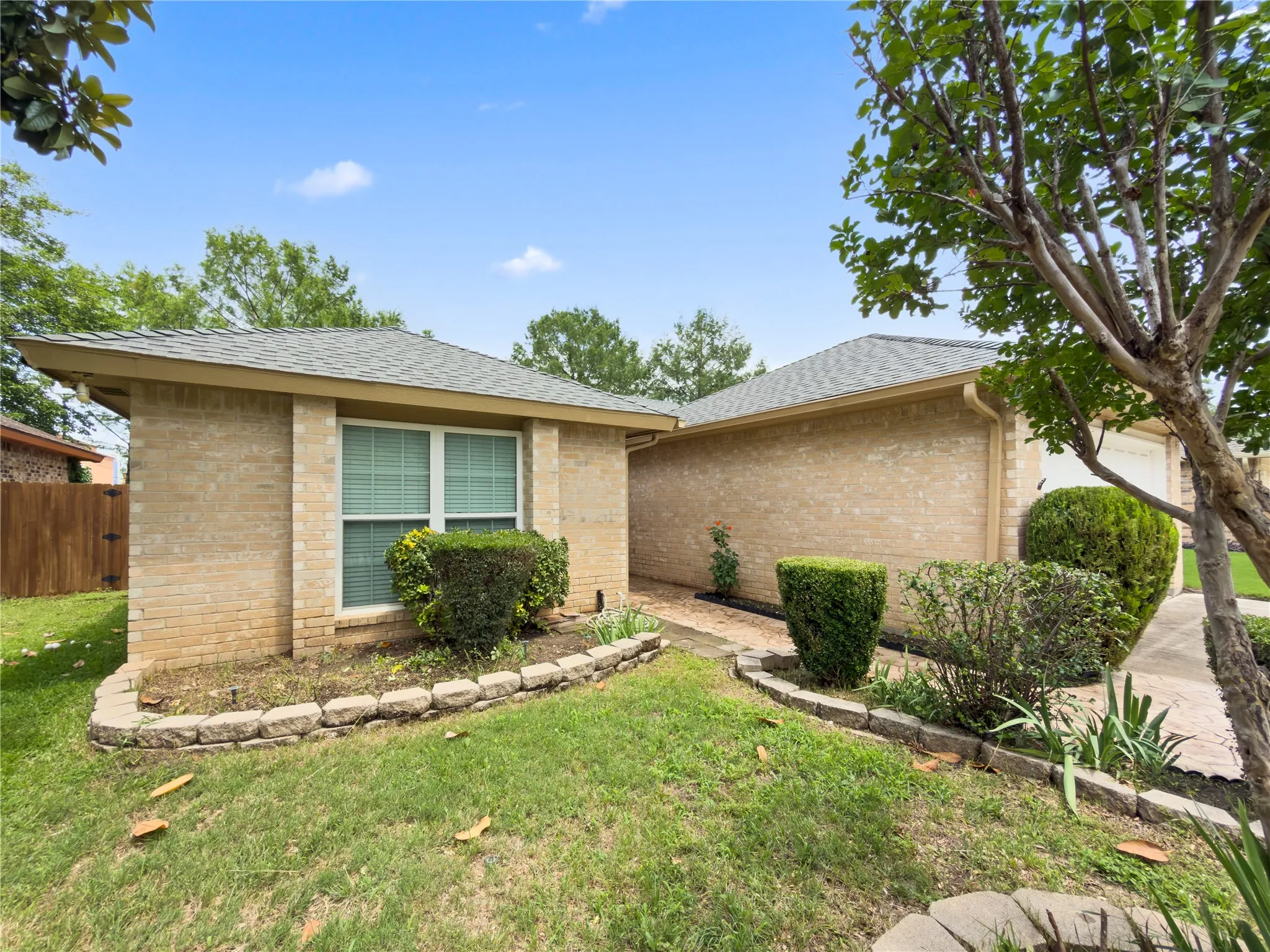 Single Family Residence For Sale in Tarrant County , 2426 Sutton Drive, Arlington, Texas 76018, 3 Bedroom, 2 Bathroom, 2 Garage spaces, 1,444 Sqft, built in 1984, mls#21401997, Real Estate Agent in Arlington, Homes For Sale in Tarrant county, Homes For Sale in Arlington, Realtor in Arlington Texas, Real Estate Brokerage Independent Realty Texas, Luminita Cordes Realtor