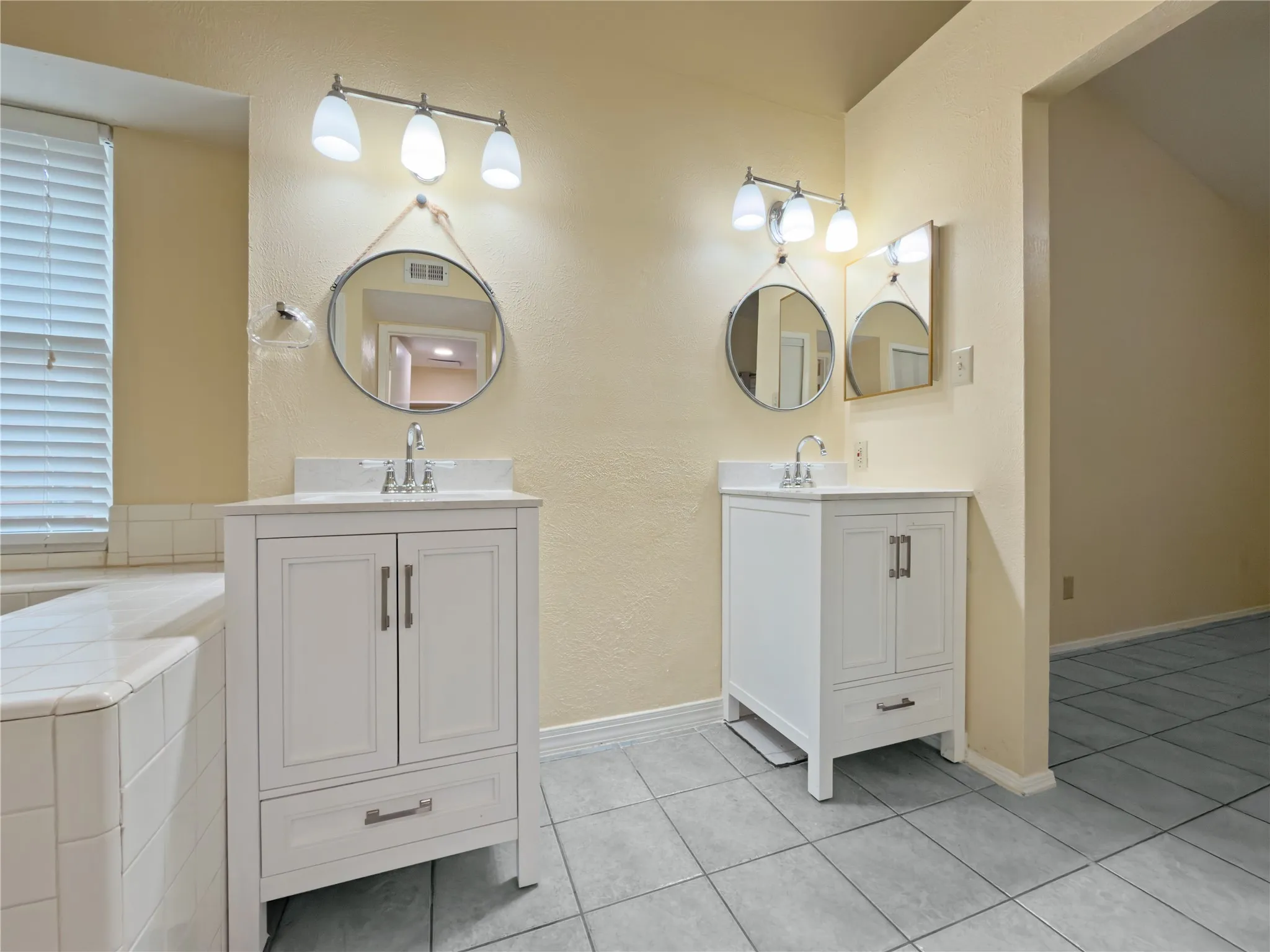 Single Family Residence For Sale in Tarrant County , 2426 Sutton Drive, Arlington, Texas 76018, 3 Bedroom, 2 Bathroom, 2 Garage spaces, 1,444 Sqft, built in 1984, mls#21401997, Real Estate Agent in Arlington, Homes For Sale in Tarrant county, Homes For Sale in Arlington, Realtor in Arlington Texas, Real Estate Brokerage Independent Realty Texas, Luminita Cordes Realtor