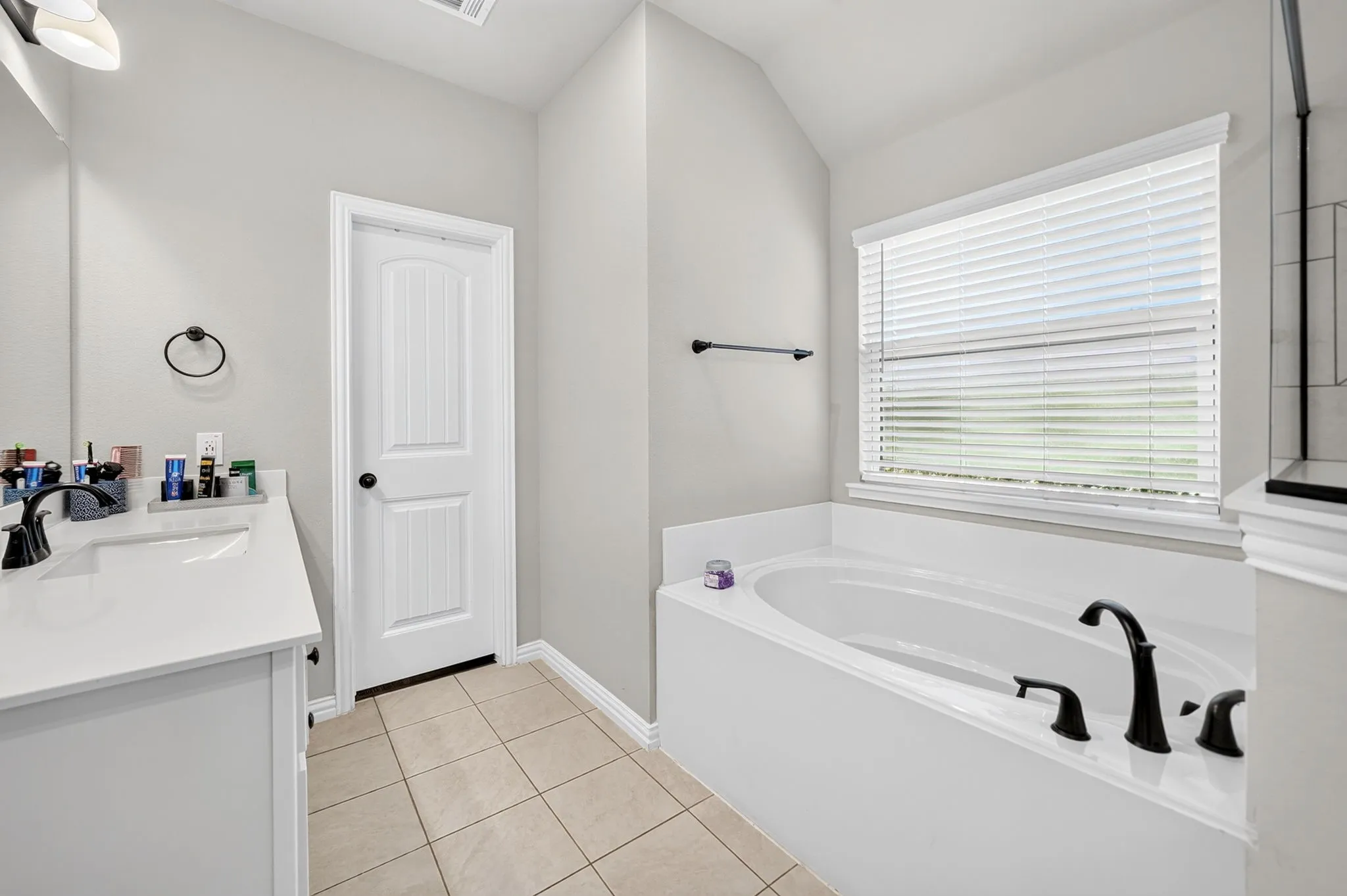 Single Family Residence For Sale in Parker County , 1528 Sidewinder Trail, Weatherford, Texas 76087, 4 Bedroom, 3 Bathroom, 2 Garage spaces, 2,629 Sqft, built in 2021, mls#21397779, Real Estate Agent in Weatherford, Homes For Sale in Parker county, Homes For Sale in Weatherford, Realtor in Weatherford Texas, Real Estate Brokerage Independent Realty Texas, Luminita Cordes Realtor