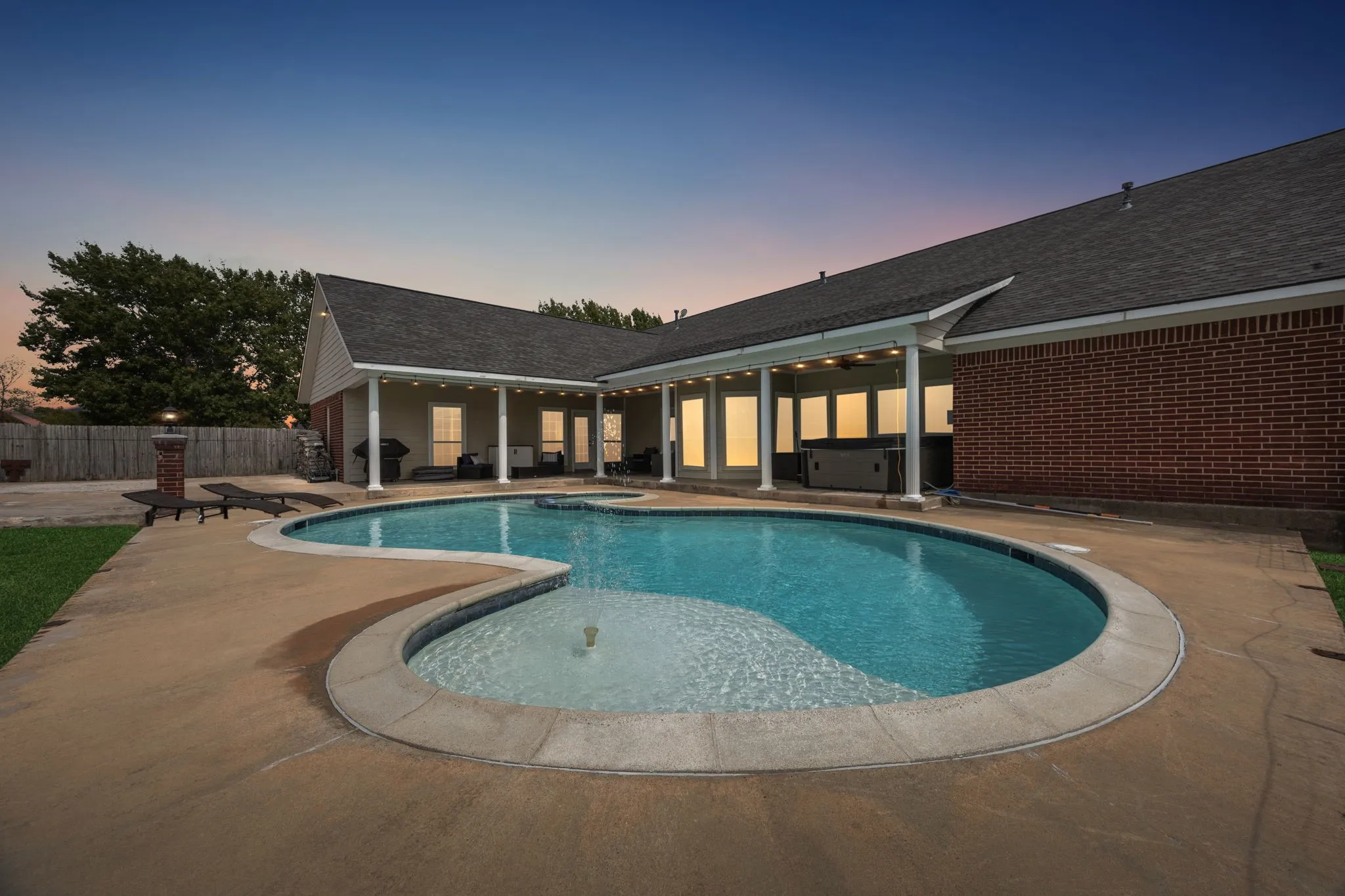 Single Family Residence For Sale in Fannin County , 107 N Westlake Drive, Leonard, Texas 75452, 4 Bedroom, 4 Bathroom, 2 Garage spaces, 3,371 Sqft, built in 2000, mls#21398565, Real Estate Agent in Leonard, Homes For Sale in Fannin county, Homes For Sale in Leonard, Realtor in Leonard Texas, Real Estate Brokerage Independent Realty Texas, Luminita Cordes Realtor