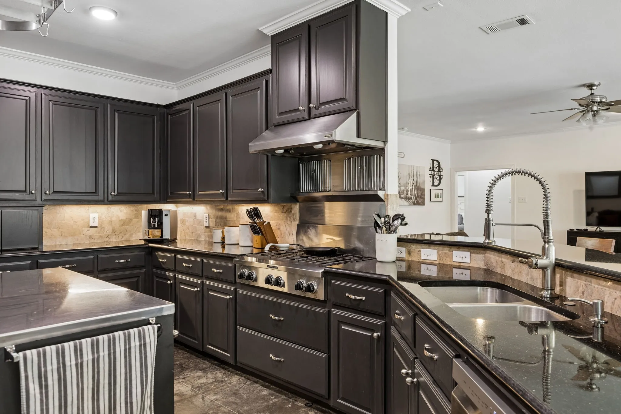 Single Family Residence For Sale in Fannin County , 107 N Westlake Drive, Leonard, Texas 75452, 4 Bedroom, 4 Bathroom, 2 Garage spaces, 3,371 Sqft, built in 2000, mls#21398565, Real Estate Agent in Leonard, Homes For Sale in Fannin county, Homes For Sale in Leonard, Realtor in Leonard Texas, Real Estate Brokerage Independent Realty Texas, Luminita Cordes Realtor