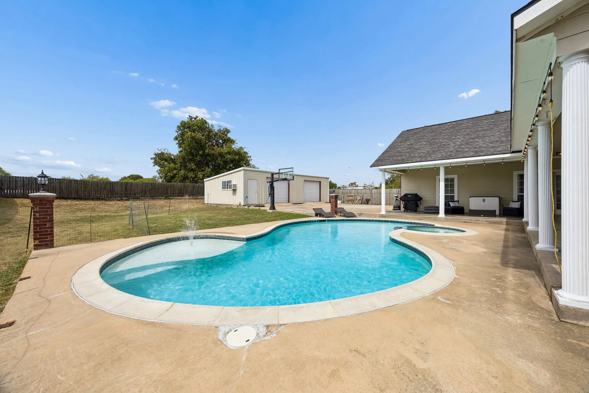 Single Family Residence For Sale in Fannin County , 107 N Westlake Drive, Leonard, Texas 75452, 4 Bedroom, 4 Bathroom, 2 Garage spaces, 3,371 Sqft, built in 2000, mls#21398565, Real Estate Agent in Leonard, Homes For Sale in Fannin county, Homes For Sale in Leonard, Realtor in Leonard Texas, Real Estate Brokerage Independent Realty Texas, Luminita Cordes Realtor