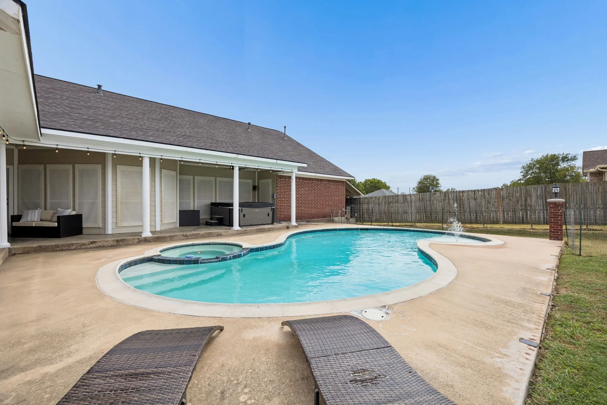 Single Family Residence For Sale in Fannin County , 107 N Westlake Drive, Leonard, Texas 75452, 4 Bedroom, 4 Bathroom, 2 Garage spaces, 3,371 Sqft, built in 2000, mls#21398565, Real Estate Agent in Leonard, Homes For Sale in Fannin county, Homes For Sale in Leonard, Realtor in Leonard Texas, Real Estate Brokerage Independent Realty Texas, Luminita Cordes Realtor