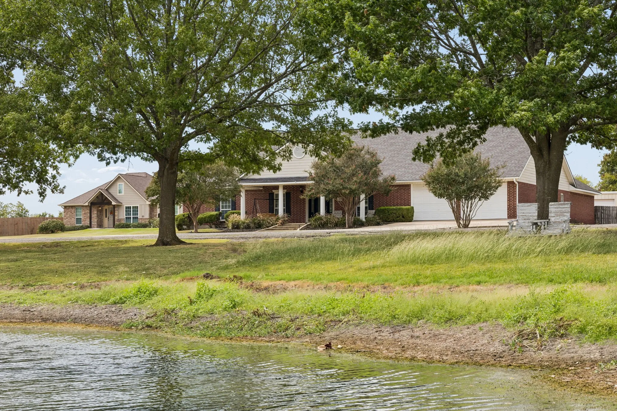 Single Family Residence For Sale in Fannin County , 107 N Westlake Drive, Leonard, Texas 75452, 4 Bedroom, 4 Bathroom, 2 Garage spaces, 3,371 Sqft, built in 2000, mls#21398565, Real Estate Agent in Leonard, Homes For Sale in Fannin county, Homes For Sale in Leonard, Realtor in Leonard Texas, Real Estate Brokerage Independent Realty Texas, Luminita Cordes Realtor