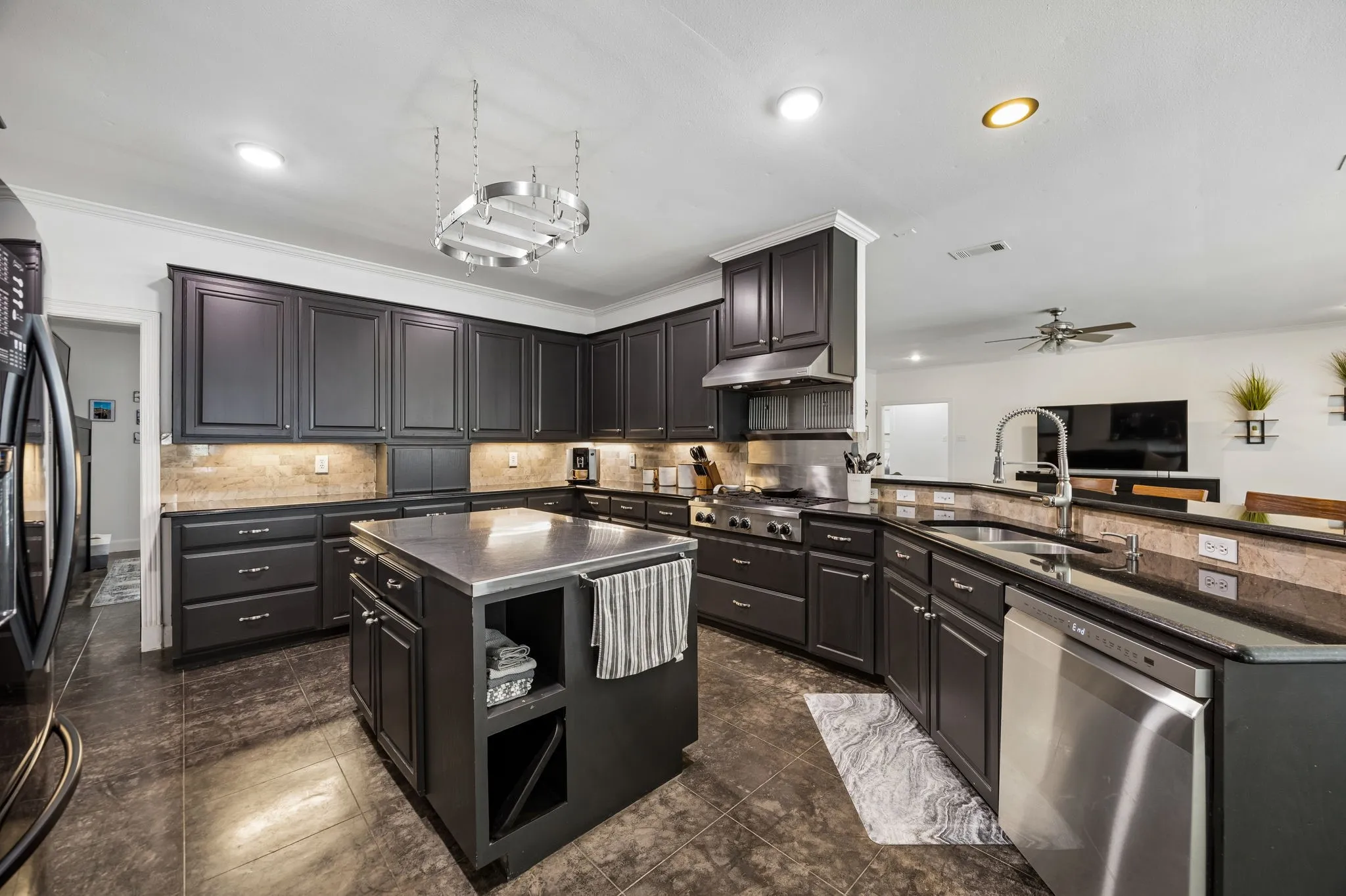 Single Family Residence For Sale in Fannin County , 107 N Westlake Drive, Leonard, Texas 75452, 4 Bedroom, 4 Bathroom, 2 Garage spaces, 3,371 Sqft, built in 2000, mls#21398565, Real Estate Agent in Leonard, Homes For Sale in Fannin county, Homes For Sale in Leonard, Realtor in Leonard Texas, Real Estate Brokerage Independent Realty Texas, Luminita Cordes Realtor