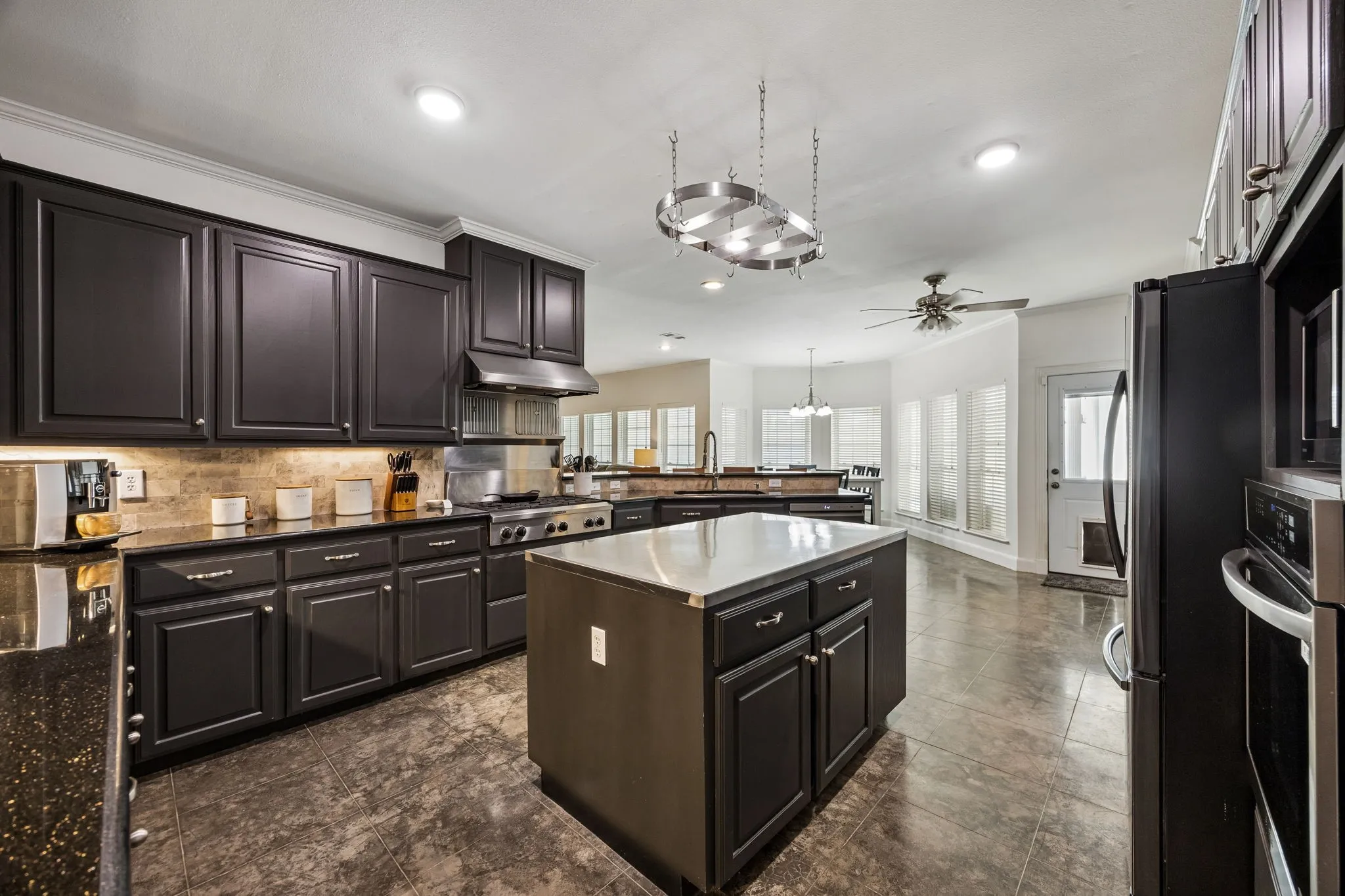 Single Family Residence For Sale in Fannin County , 107 N Westlake Drive, Leonard, Texas 75452, 4 Bedroom, 4 Bathroom, 2 Garage spaces, 3,371 Sqft, built in 2000, mls#21398565, Real Estate Agent in Leonard, Homes For Sale in Fannin county, Homes For Sale in Leonard, Realtor in Leonard Texas, Real Estate Brokerage Independent Realty Texas, Luminita Cordes Realtor