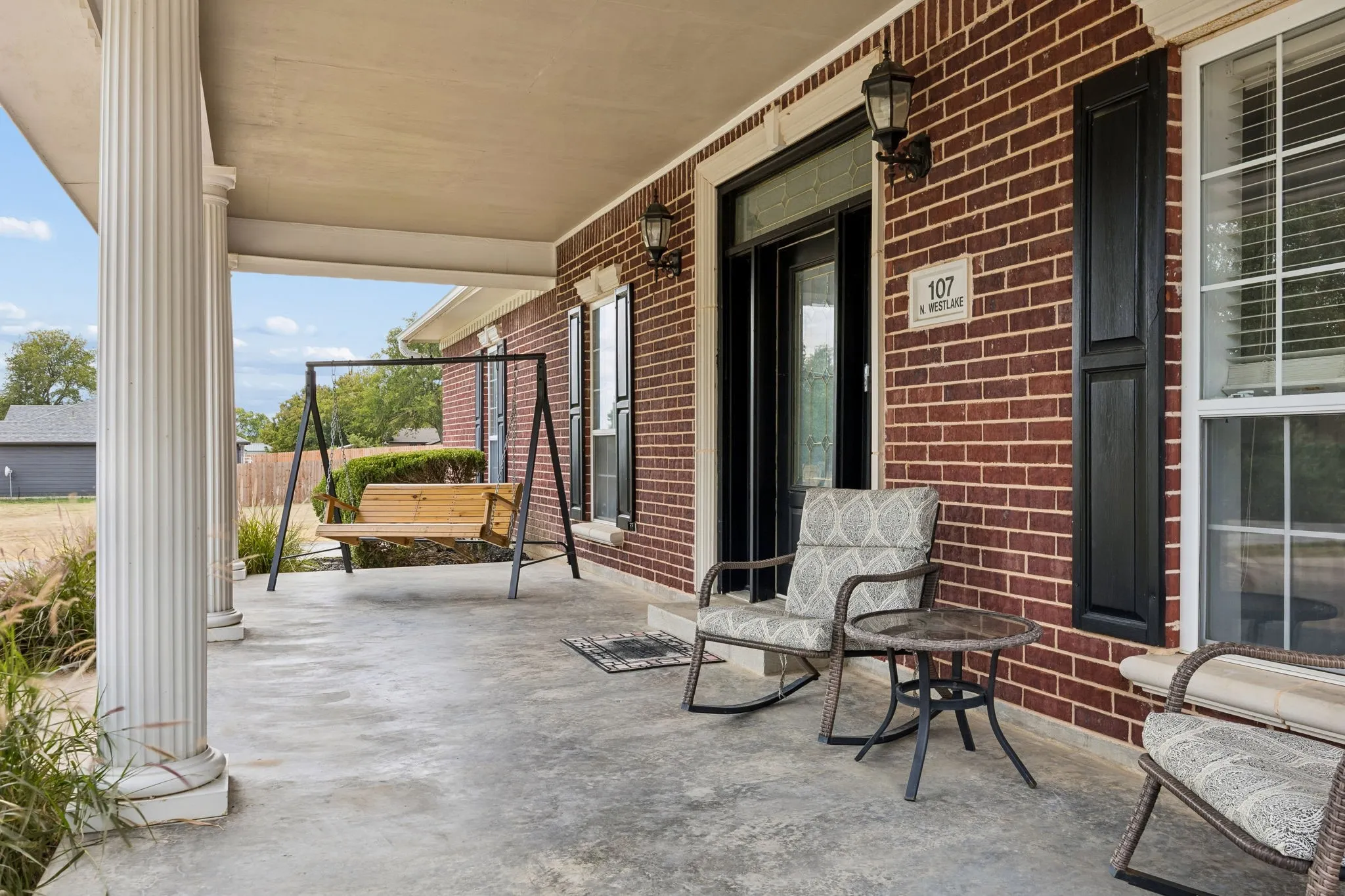 Single Family Residence For Sale in Fannin County , 107 N Westlake Drive, Leonard, Texas 75452, 4 Bedroom, 4 Bathroom, 2 Garage spaces, 3,371 Sqft, built in 2000, mls#21398565, Real Estate Agent in Leonard, Homes For Sale in Fannin county, Homes For Sale in Leonard, Realtor in Leonard Texas, Real Estate Brokerage Independent Realty Texas, Luminita Cordes Realtor