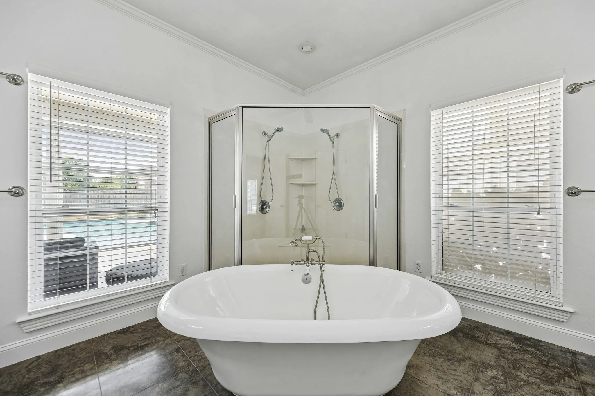 Single Family Residence For Sale in Fannin County , 107 N Westlake Drive, Leonard, Texas 75452, 4 Bedroom, 4 Bathroom, 2 Garage spaces, 3,371 Sqft, built in 2000, mls#21398565, Real Estate Agent in Leonard, Homes For Sale in Fannin county, Homes For Sale in Leonard, Realtor in Leonard Texas, Real Estate Brokerage Independent Realty Texas, Luminita Cordes Realtor