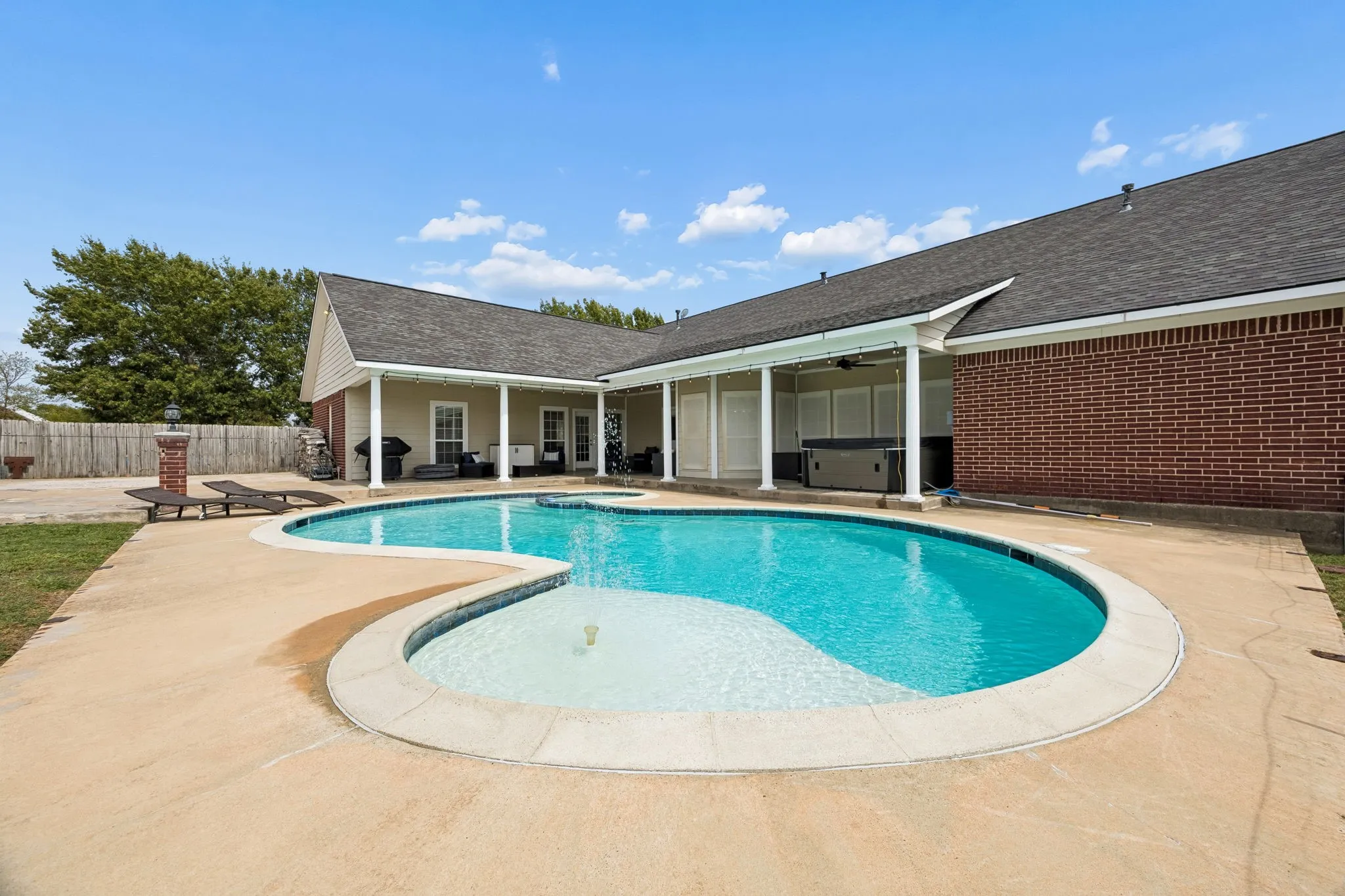 Single Family Residence For Sale in Fannin County , 107 N Westlake Drive, Leonard, Texas 75452, 4 Bedroom, 4 Bathroom, 2 Garage spaces, 3,371 Sqft, built in 2000, mls#21398565, Real Estate Agent in Leonard, Homes For Sale in Fannin county, Homes For Sale in Leonard, Realtor in Leonard Texas, Real Estate Brokerage Independent Realty Texas, Luminita Cordes Realtor