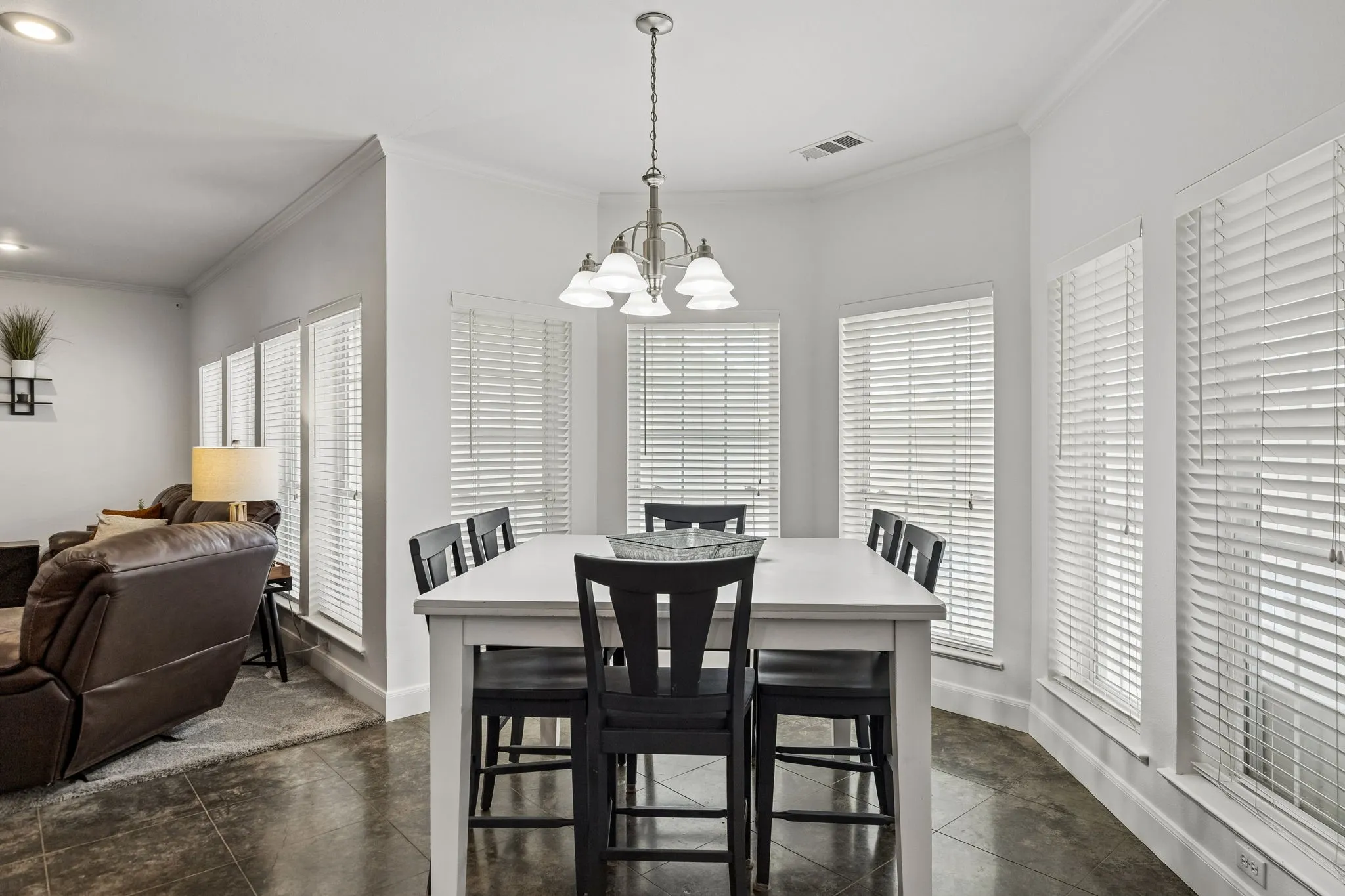 Single Family Residence For Sale in Fannin County , 107 N Westlake Drive, Leonard, Texas 75452, 4 Bedroom, 4 Bathroom, 2 Garage spaces, 3,371 Sqft, built in 2000, mls#21398565, Real Estate Agent in Leonard, Homes For Sale in Fannin county, Homes For Sale in Leonard, Realtor in Leonard Texas, Real Estate Brokerage Independent Realty Texas, Luminita Cordes Realtor