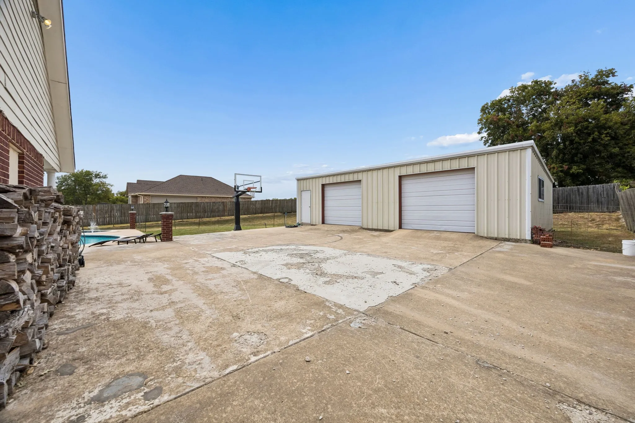 Single Family Residence For Sale in Fannin County , 107 N Westlake Drive, Leonard, Texas 75452, 4 Bedroom, 4 Bathroom, 2 Garage spaces, 3,371 Sqft, built in 2000, mls#21398565, Real Estate Agent in Leonard, Homes For Sale in Fannin county, Homes For Sale in Leonard, Realtor in Leonard Texas, Real Estate Brokerage Independent Realty Texas, Luminita Cordes Realtor