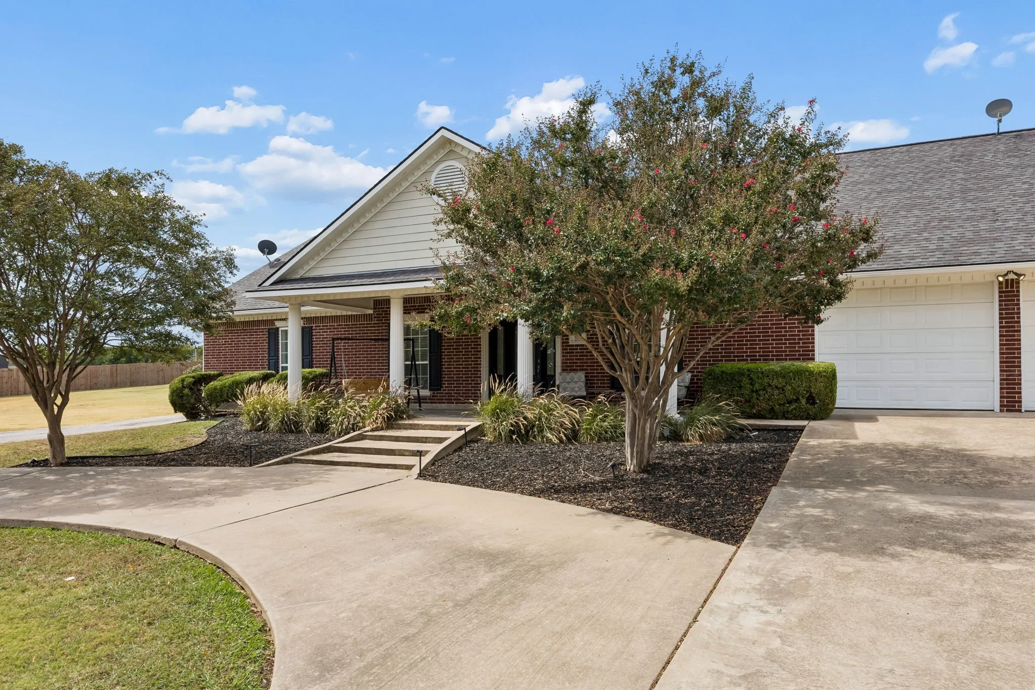 Single Family Residence For Sale in Fannin County , 107 N Westlake Drive, Leonard, Texas 75452, 4 Bedroom, 4 Bathroom, 2 Garage spaces, 3,371 Sqft, built in 2000, mls#21398565, Real Estate Agent in Leonard, Homes For Sale in Fannin county, Homes For Sale in Leonard, Realtor in Leonard Texas, Real Estate Brokerage Independent Realty Texas, Luminita Cordes Realtor