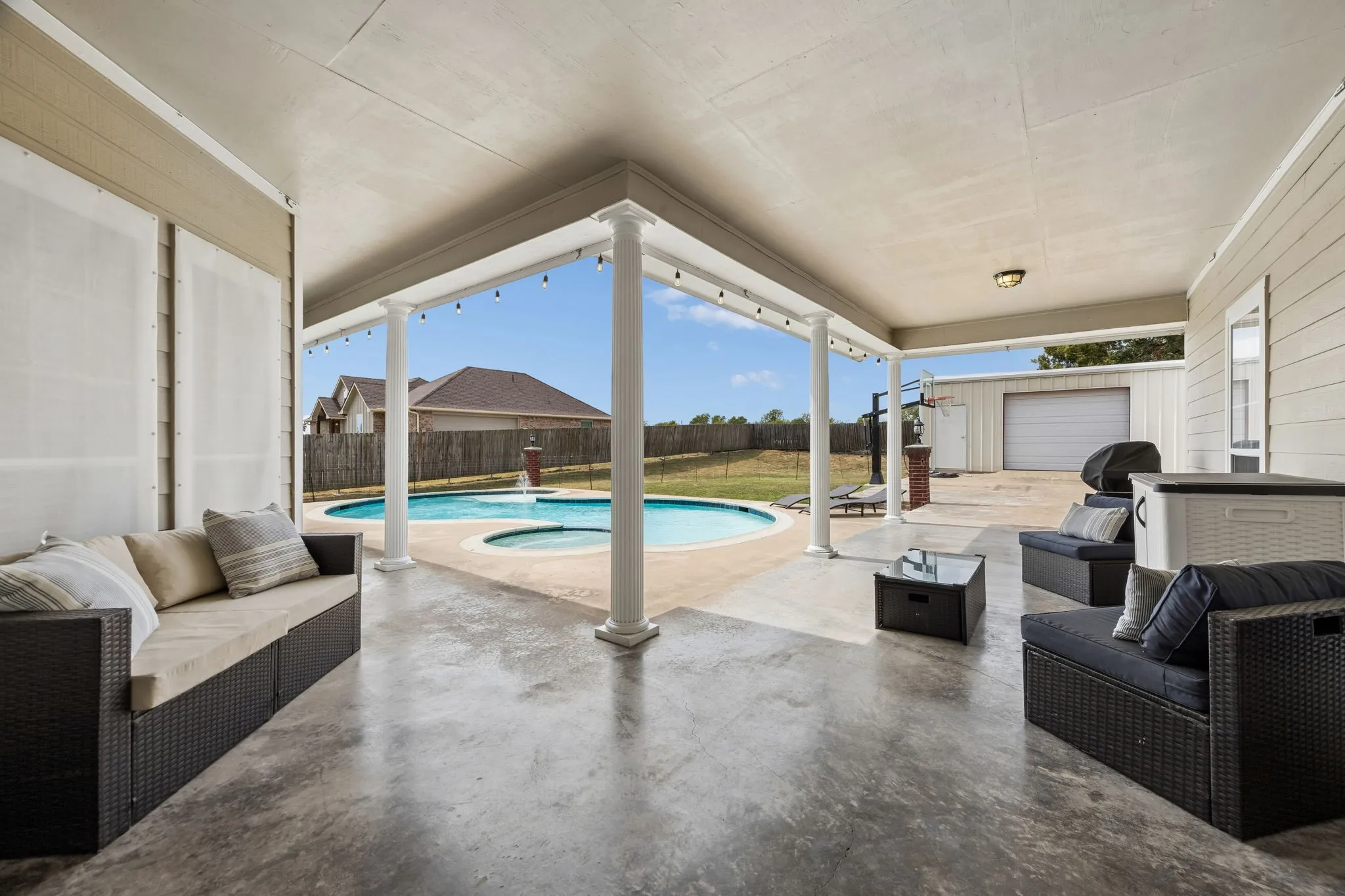 Single Family Residence For Sale in Fannin County , 107 N Westlake Drive, Leonard, Texas 75452, 4 Bedroom, 4 Bathroom, 2 Garage spaces, 3,371 Sqft, built in 2000, mls#21398565, Real Estate Agent in Leonard, Homes For Sale in Fannin county, Homes For Sale in Leonard, Realtor in Leonard Texas, Real Estate Brokerage Independent Realty Texas, Luminita Cordes Realtor