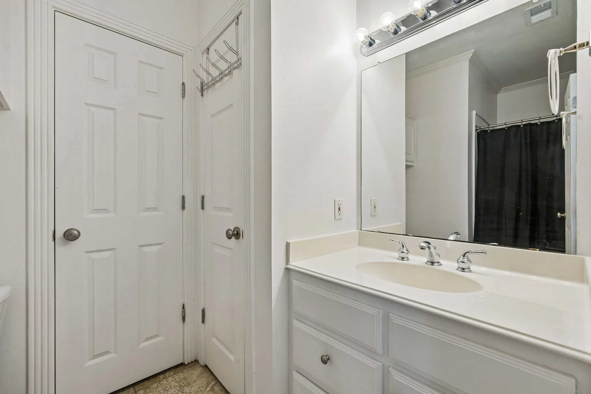 Single Family Residence For Sale in Fannin County , 107 N Westlake Drive, Leonard, Texas 75452, 4 Bedroom, 4 Bathroom, 2 Garage spaces, 3,371 Sqft, built in 2000, mls#21398565, Real Estate Agent in Leonard, Homes For Sale in Fannin county, Homes For Sale in Leonard, Realtor in Leonard Texas, Real Estate Brokerage Independent Realty Texas, Luminita Cordes Realtor