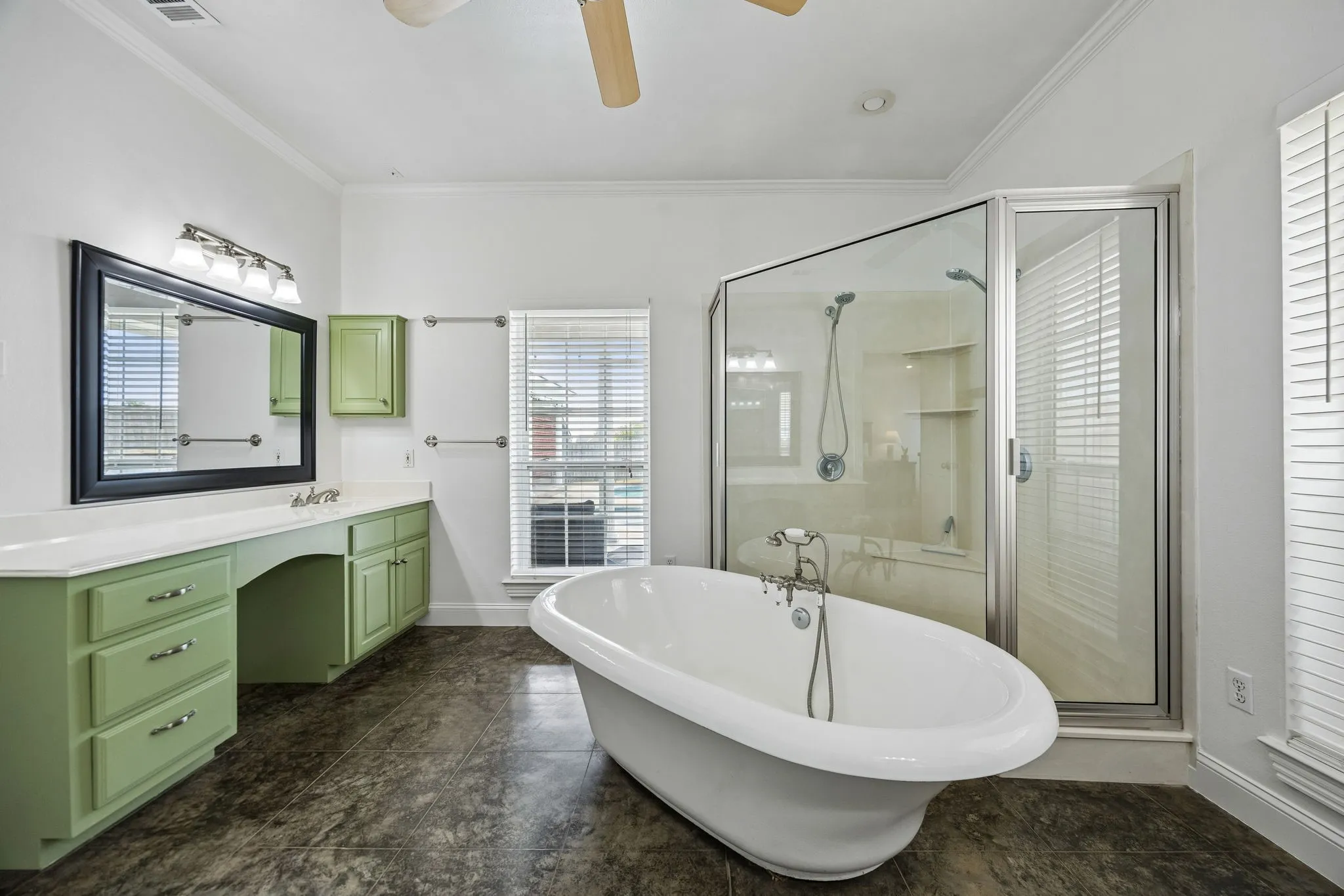 Single Family Residence For Sale in Fannin County , 107 N Westlake Drive, Leonard, Texas 75452, 4 Bedroom, 4 Bathroom, 2 Garage spaces, 3,371 Sqft, built in 2000, mls#21398565, Real Estate Agent in Leonard, Homes For Sale in Fannin county, Homes For Sale in Leonard, Realtor in Leonard Texas, Real Estate Brokerage Independent Realty Texas, Luminita Cordes Realtor