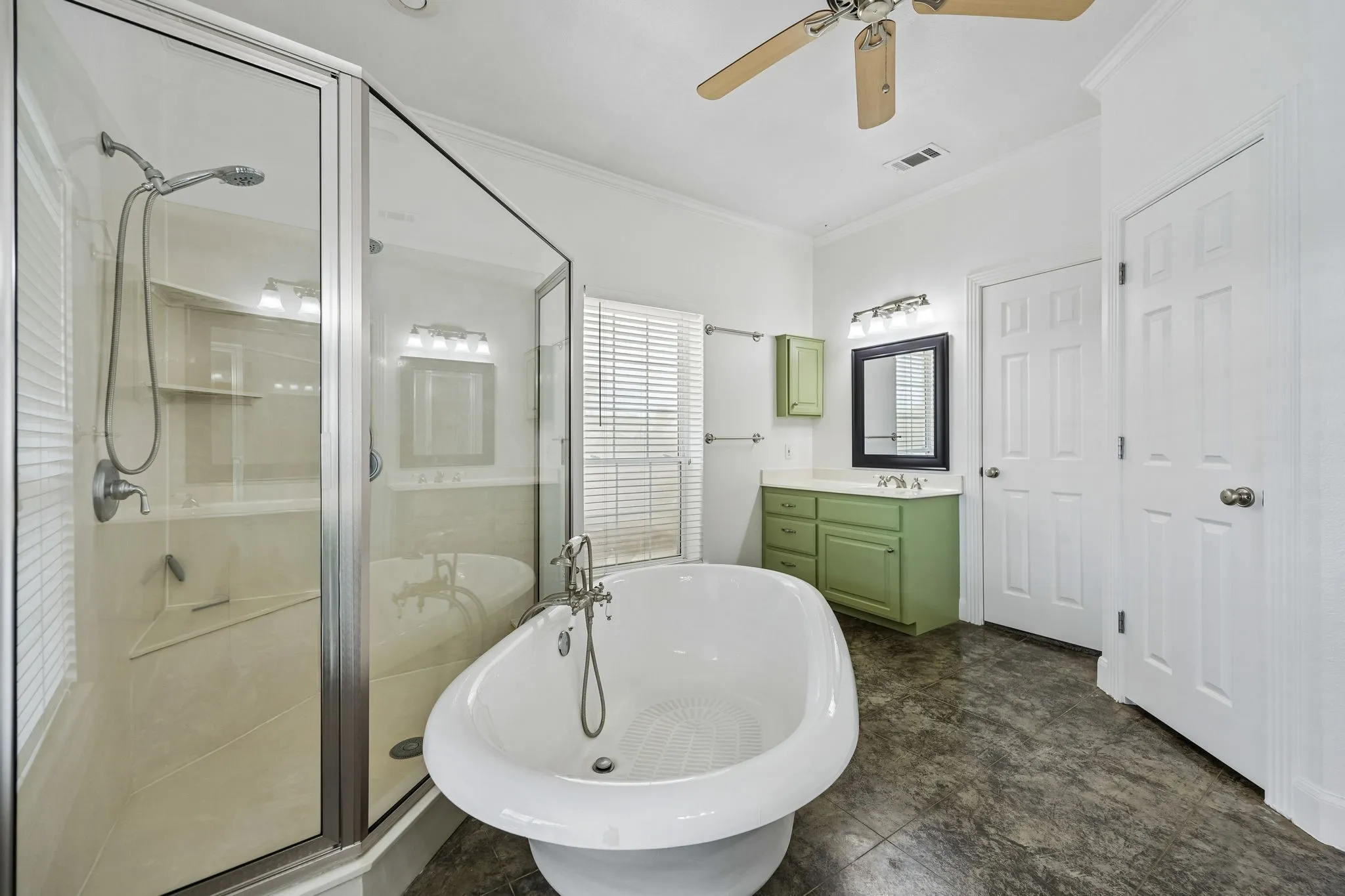 Single Family Residence For Sale in Fannin County , 107 N Westlake Drive, Leonard, Texas 75452, 4 Bedroom, 4 Bathroom, 2 Garage spaces, 3,371 Sqft, built in 2000, mls#21398565, Real Estate Agent in Leonard, Homes For Sale in Fannin county, Homes For Sale in Leonard, Realtor in Leonard Texas, Real Estate Brokerage Independent Realty Texas, Luminita Cordes Realtor