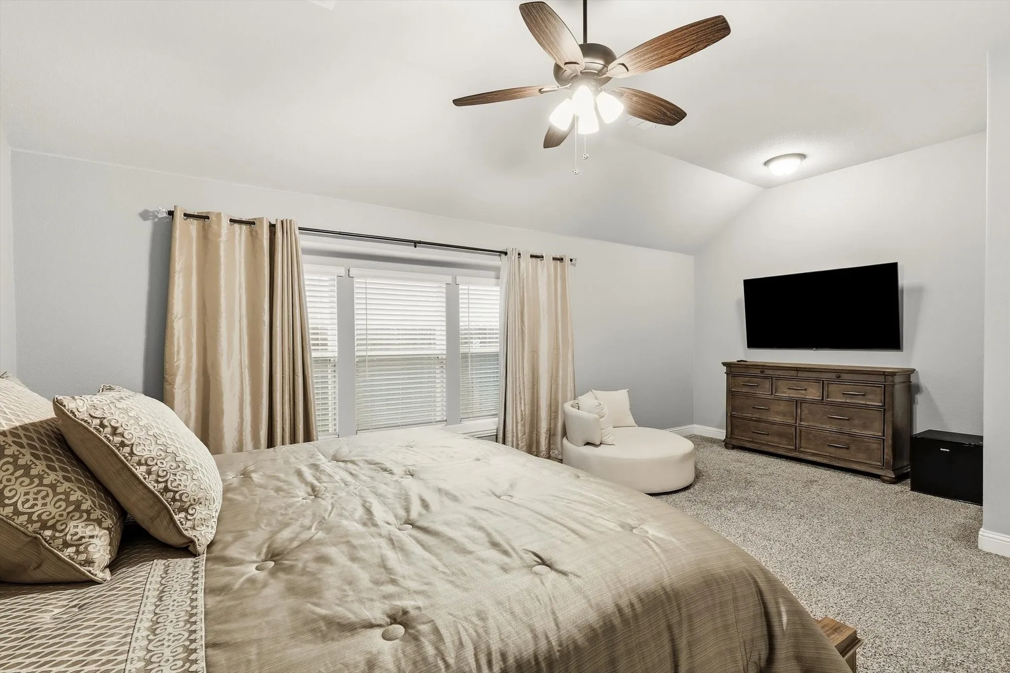Vaulted ceiling with an attached ceiling fan, recessed lighting, and carpeted flooring