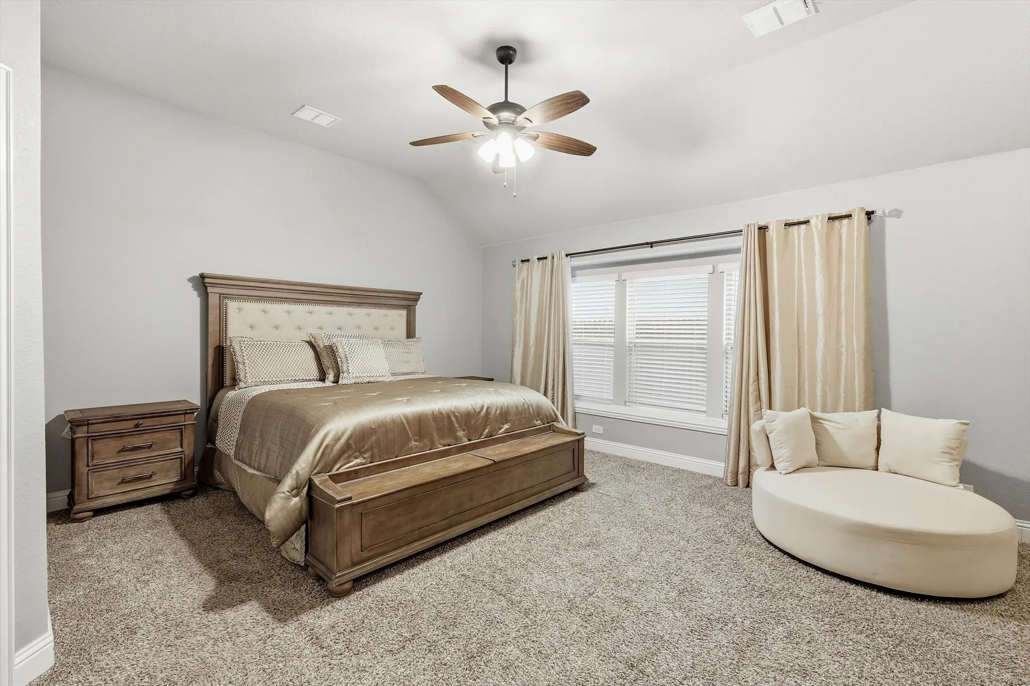 Vaulted ceiling with a ceiling fan