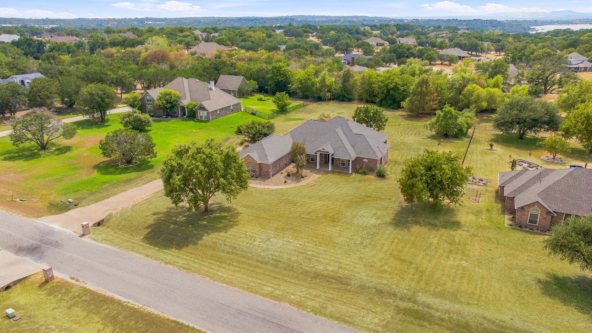 Single Family Residence For Sale in Hood County , 2105 Wood Duck Lane, Granbury, Texas 76049, 4 Bedroom, 3 Bathroom, 3 Garage spaces, 2,532 Sqft, built in 2002, mls#21380359, Real Estate Agent in Granbury, Homes For Sale in Hood county, Homes For Sale in Granbury, Realtor in Granbury Texas, Real Estate Brokerage Independent Realty Texas, Luminita Cordes Realtor