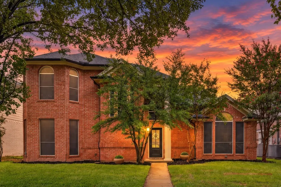 Single Family Residence For Sale in Tarrant County , 6023 Copperfield Drive, Arlington, Texas 76001, 4 Bedroom, 3 Bathroom, 2 Garage spaces, 2,395 Sqft, built in 1992, mls#21401886, Real Estate Agent in Arlington, Homes For Sale in Tarrant county, Homes For Sale in Arlington, Realtor in Arlington Texas, Real Estate Brokerage Independent Realty Texas, Luminita Cordes Realtor