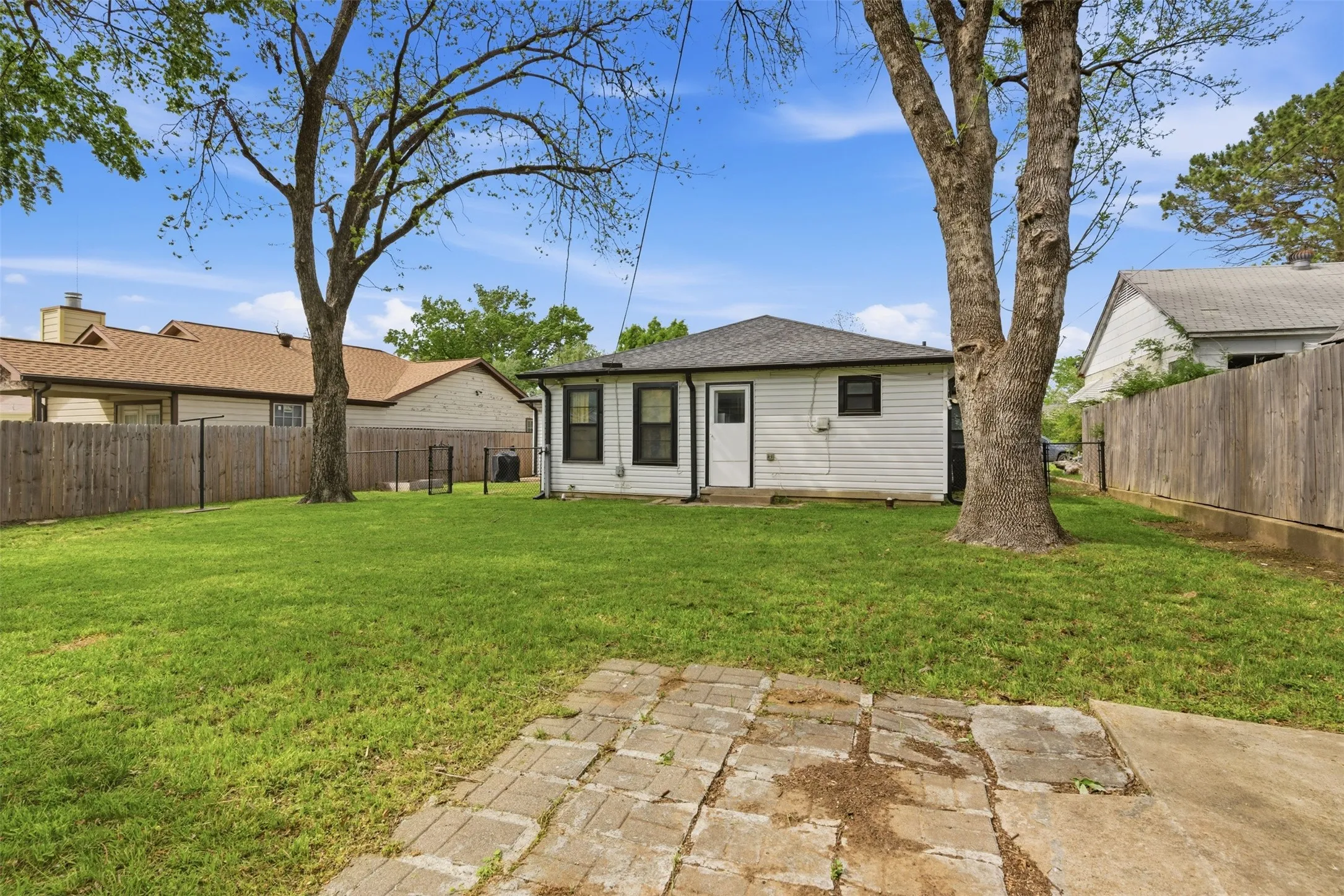 Single Family Residence For Sale in Tarrant County , 4324 Lambeth Lane, Fort Worth, Texas 76103, 3 Bedroom, 2 Bathroom, Garage spaces, 1,525 Sqft, built in 1949, mls#21402010, Real Estate Agent in Fort Worth, Homes For Sale in Tarrant county, Homes For Sale in Fort Worth, Realtor in Fort Worth Texas, Real Estate Brokerage Independent Realty Texas, Luminita Cordes Realtor