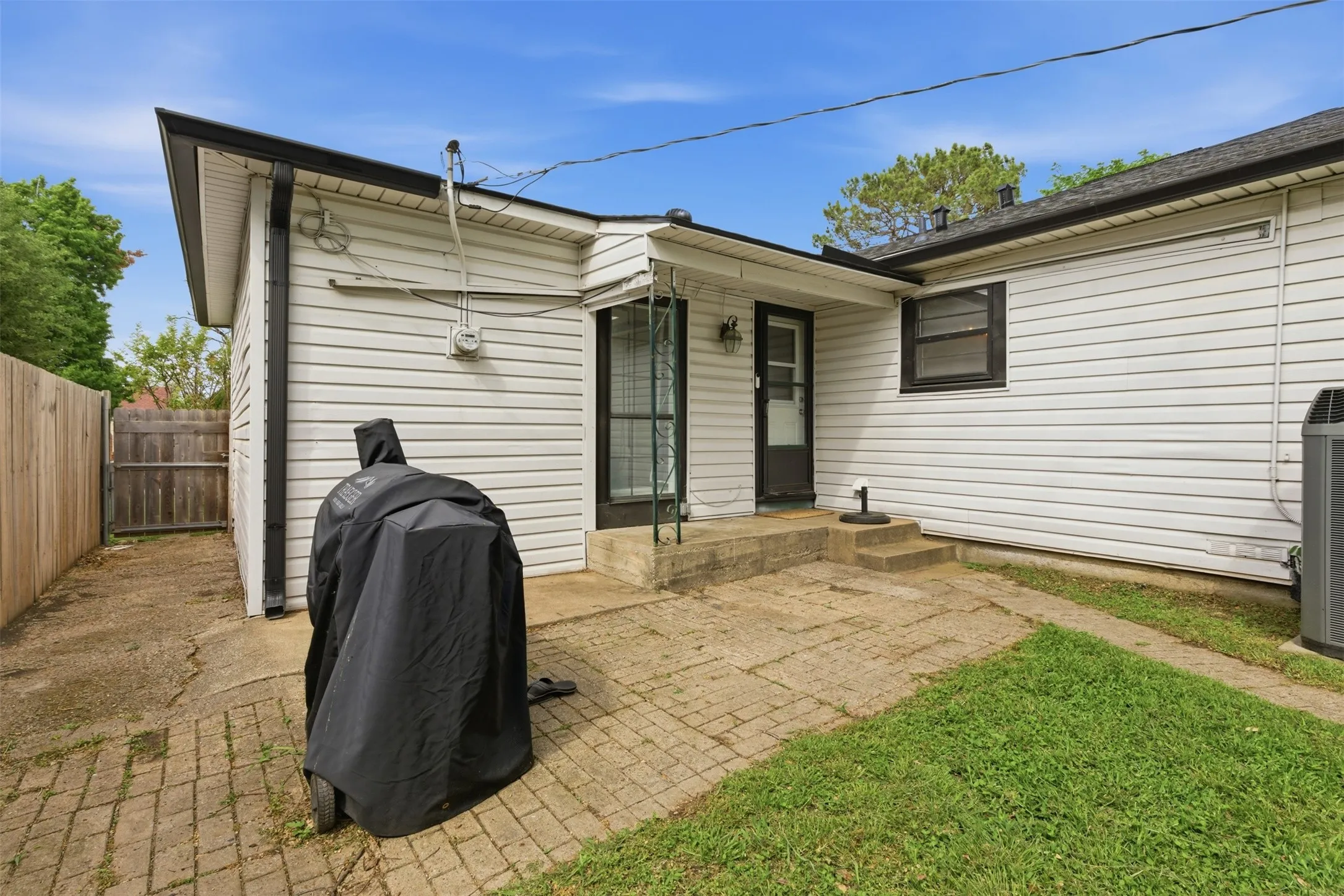 Single Family Residence For Sale in Tarrant County , 4324 Lambeth Lane, Fort Worth, Texas 76103, 3 Bedroom, 2 Bathroom, Garage spaces, 1,525 Sqft, built in 1949, mls#21402010, Real Estate Agent in Fort Worth, Homes For Sale in Tarrant county, Homes For Sale in Fort Worth, Realtor in Fort Worth Texas, Real Estate Brokerage Independent Realty Texas, Luminita Cordes Realtor