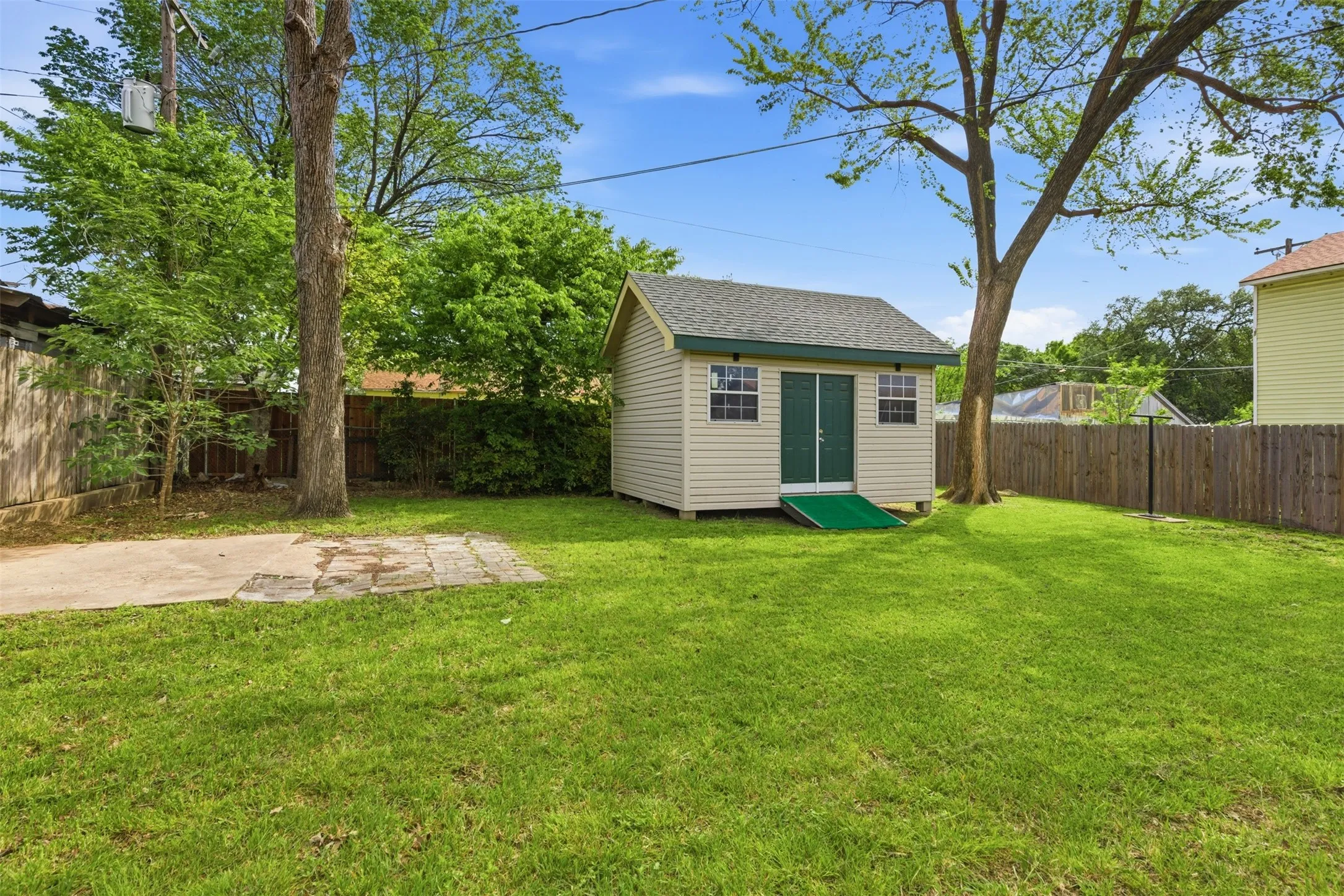 Single Family Residence For Sale in Tarrant County , 4324 Lambeth Lane, Fort Worth, Texas 76103, 3 Bedroom, 2 Bathroom, Garage spaces, 1,525 Sqft, built in 1949, mls#21402010, Real Estate Agent in Fort Worth, Homes For Sale in Tarrant county, Homes For Sale in Fort Worth, Realtor in Fort Worth Texas, Real Estate Brokerage Independent Realty Texas, Luminita Cordes Realtor