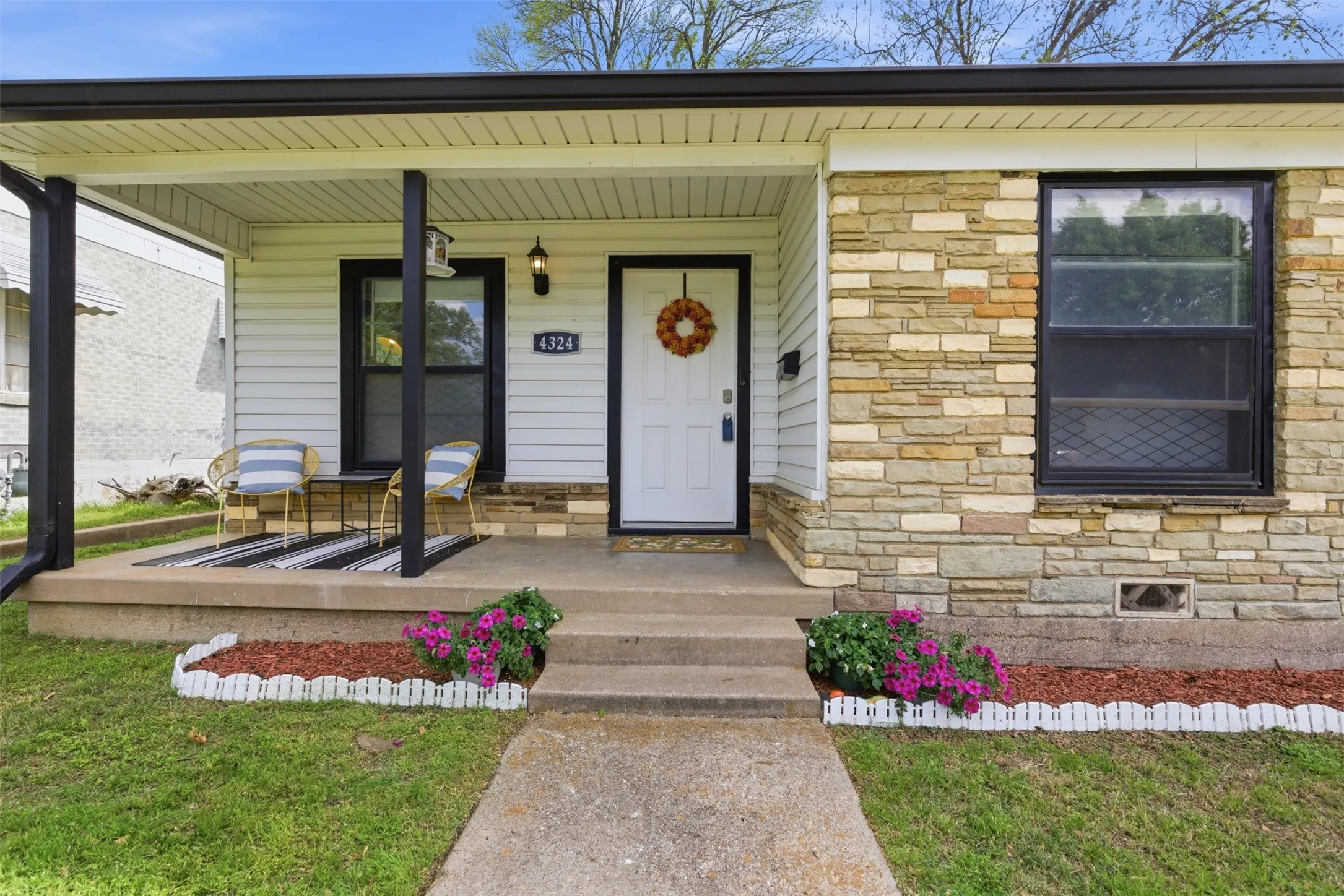 Single Family Residence For Sale in Tarrant County , 4324 Lambeth Lane, Fort Worth, Texas 76103, 3 Bedroom, 2 Bathroom, Garage spaces, 1,525 Sqft, built in 1949, mls#21402010, Real Estate Agent in Fort Worth, Homes For Sale in Tarrant county, Homes For Sale in Fort Worth, Realtor in Fort Worth Texas, Real Estate Brokerage Independent Realty Texas, Luminita Cordes Realtor
