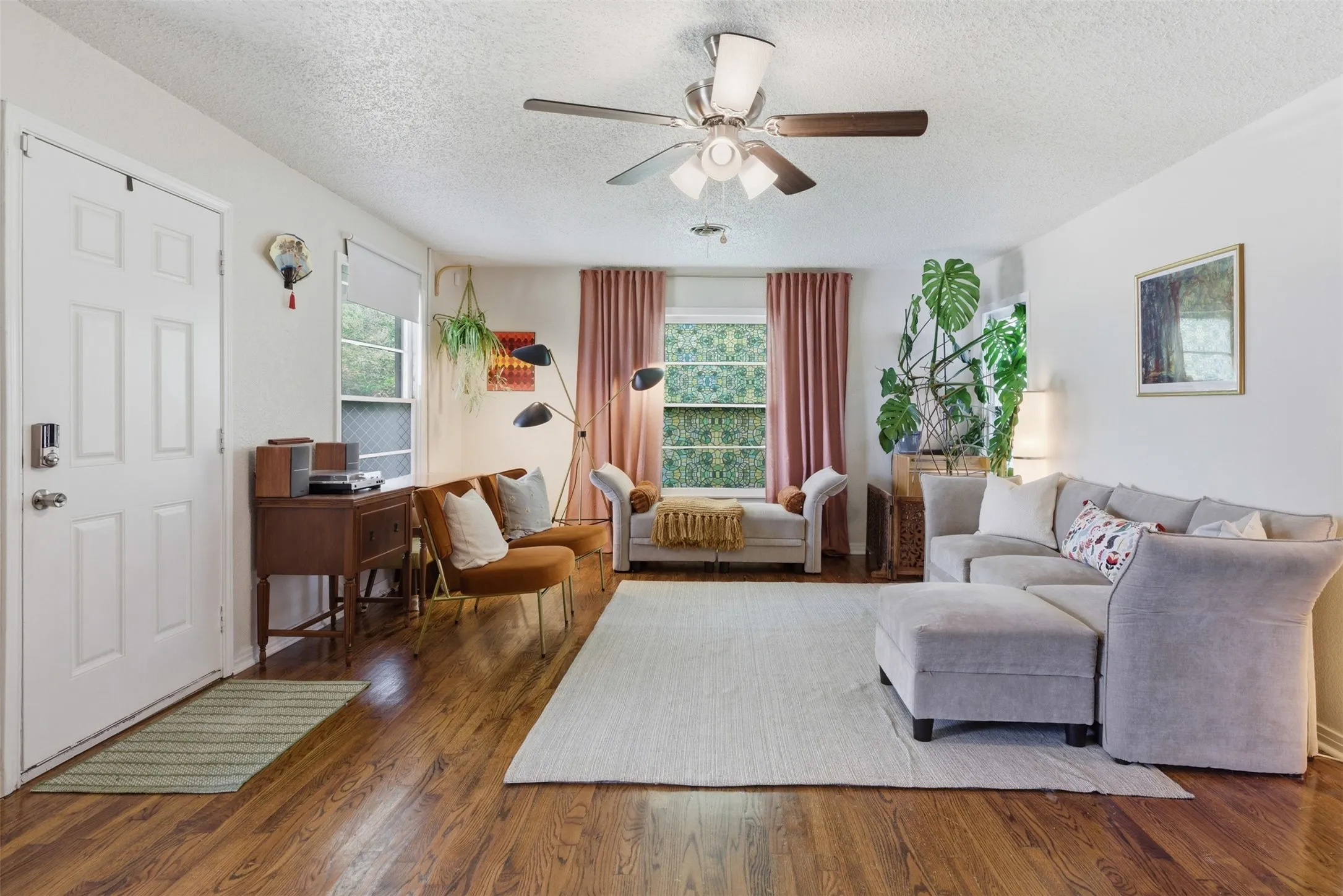 Single Family Residence For Sale in Tarrant County , 4324 Lambeth Lane, Fort Worth, Texas 76103, 3 Bedroom, 2 Bathroom, Garage spaces, 1,525 Sqft, built in 1949, mls#21402010, Real Estate Agent in Fort Worth, Homes For Sale in Tarrant county, Homes For Sale in Fort Worth, Realtor in Fort Worth Texas, Real Estate Brokerage Independent Realty Texas, Luminita Cordes Realtor