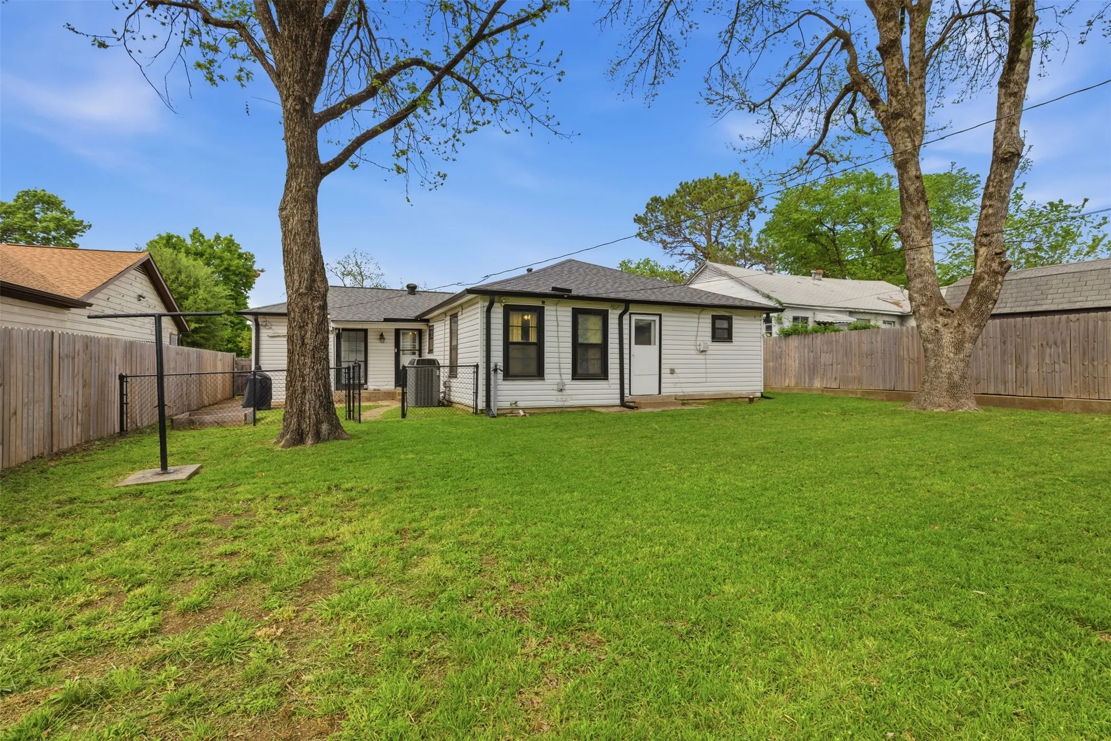 Single Family Residence For Sale in Tarrant County , 4324 Lambeth Lane, Fort Worth, Texas 76103, 3 Bedroom, 2 Bathroom, Garage spaces, 1,525 Sqft, built in 1949, mls#21402010, Real Estate Agent in Fort Worth, Homes For Sale in Tarrant county, Homes For Sale in Fort Worth, Realtor in Fort Worth Texas, Real Estate Brokerage Independent Realty Texas, Luminita Cordes Realtor