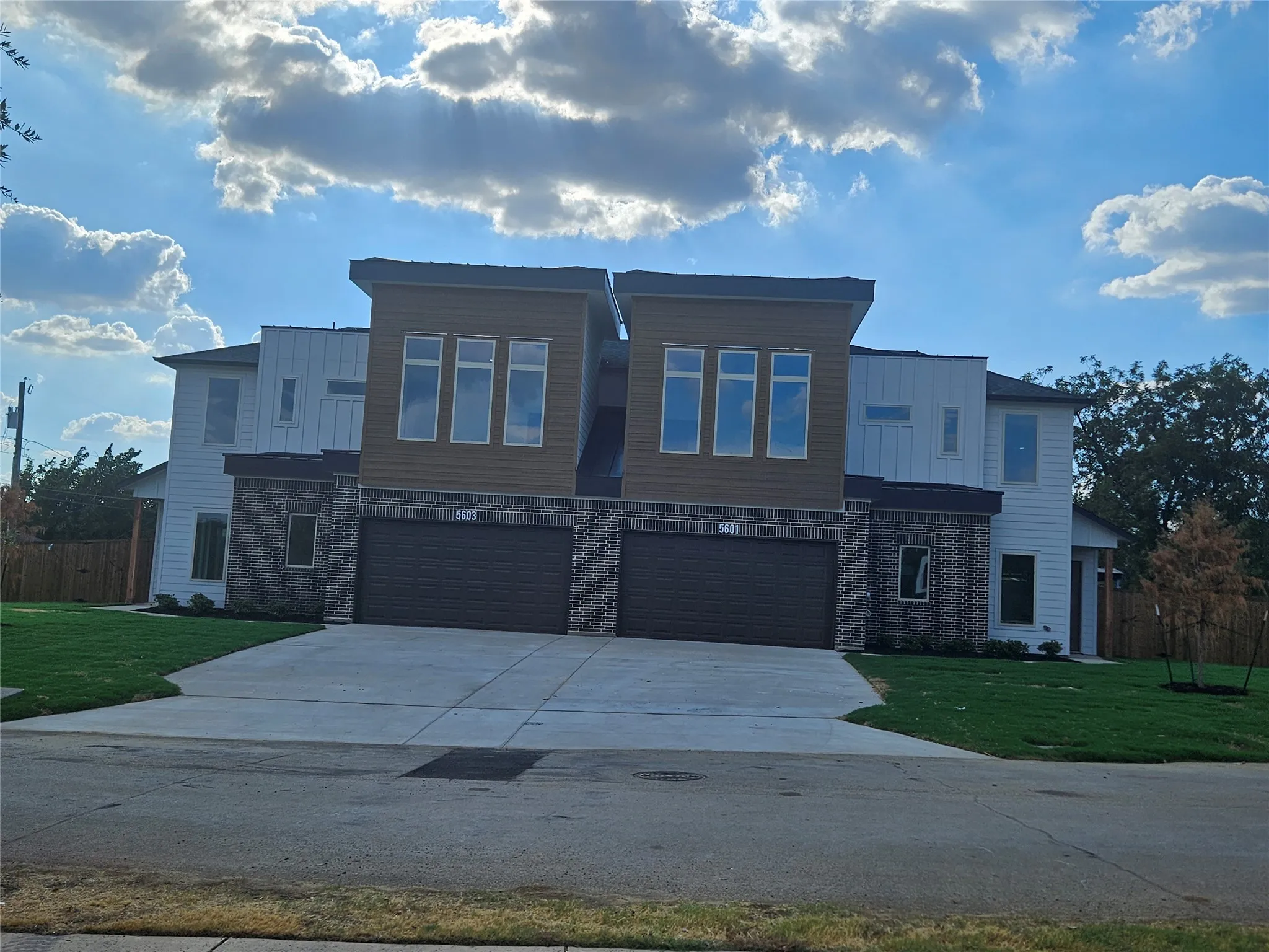 Duplex For Rent in Dallas County , 5601 Wayside Drive, Dallas, Texas 75235, 4 Bedroom, 4 Bathroom, 2 Garage spaces, 2,085 Sqft, built in 2026, mls#21401785, Real Estate Agent in Dallas, Homes For Rent in Dallas county, Homes For Rent in Dallas, Realtor in Dallas Texas, Real Estate Brokerage Independent Realty Texas, Luminita Cordes Realtor