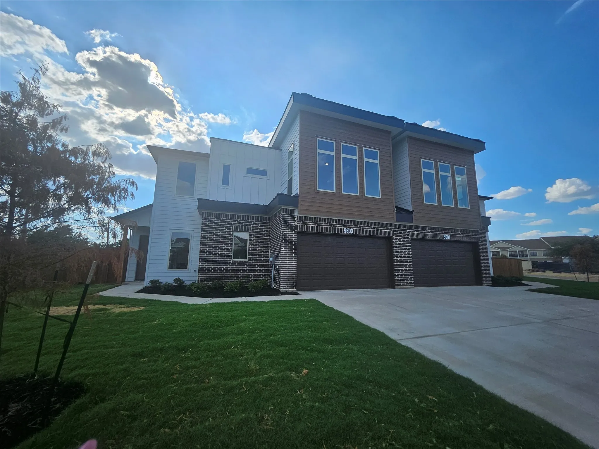 Duplex For Rent in Dallas County , 5601 Wayside Drive, Dallas, Texas 75235, 4 Bedroom, 4 Bathroom, 2 Garage spaces, 2,085 Sqft, built in 2026, mls#21401785, Real Estate Agent in Dallas, Homes For Rent in Dallas county, Homes For Rent in Dallas, Realtor in Dallas Texas, Real Estate Brokerage Independent Realty Texas, Luminita Cordes Realtor