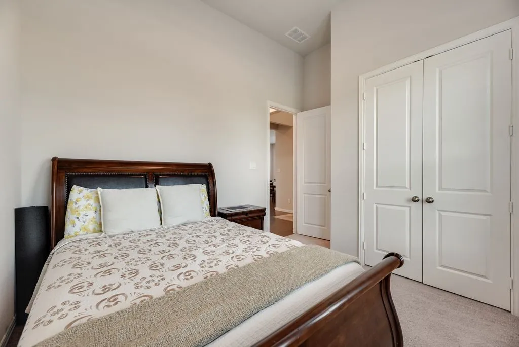 Neutral wall tones with carpeted flooring
