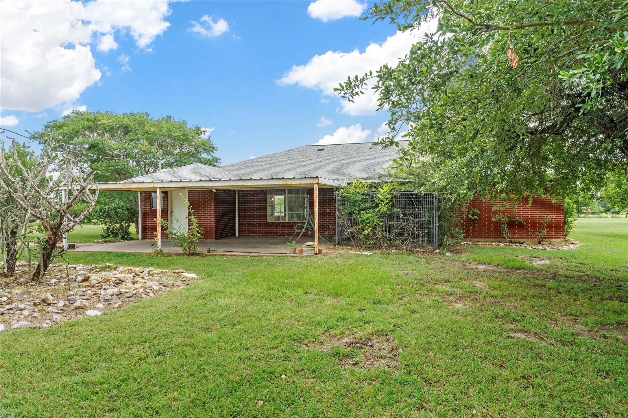 Single Family Residence For Sale in Limestone County , 689 LCR 662, Kosse, Texas 76653, 3 Bedroom, 2 Bathroom, 5 Garage spaces, 1,897 Sqft, built in 2000, mls#21401991, Real Estate Agent in Kosse, Homes For Sale in Limestone county, Homes For Sale in Kosse, Realtor in Kosse Texas, Real Estate Brokerage Independent Realty Texas, Luminita Cordes Realtor